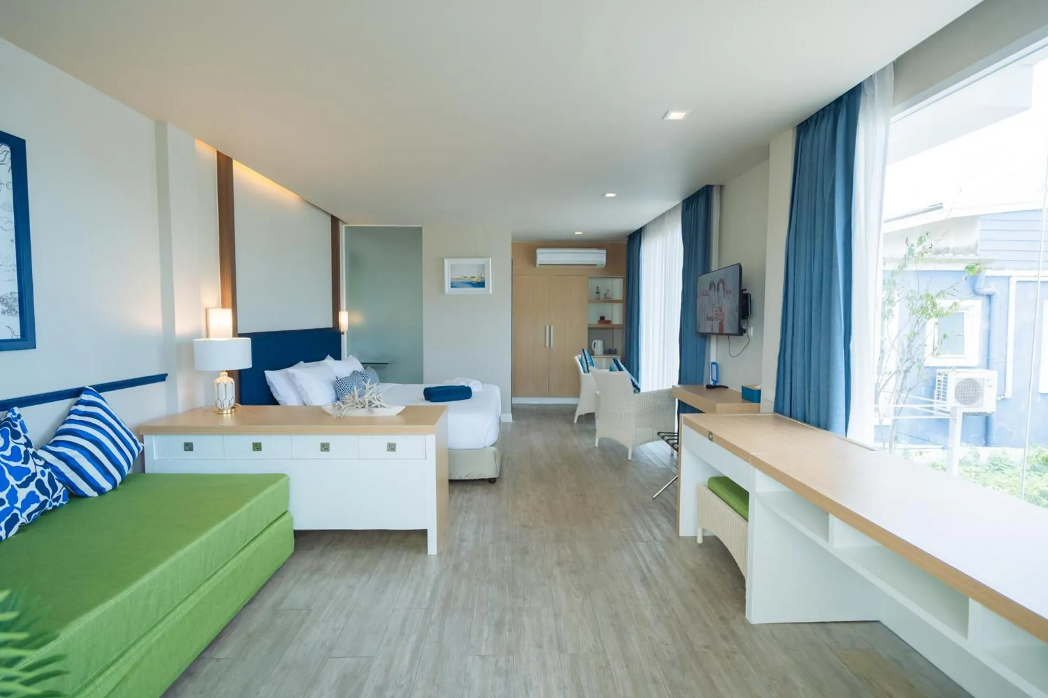 TV and multimedia, Bed in Phuket Boat Quay Hotel Panwa Beach