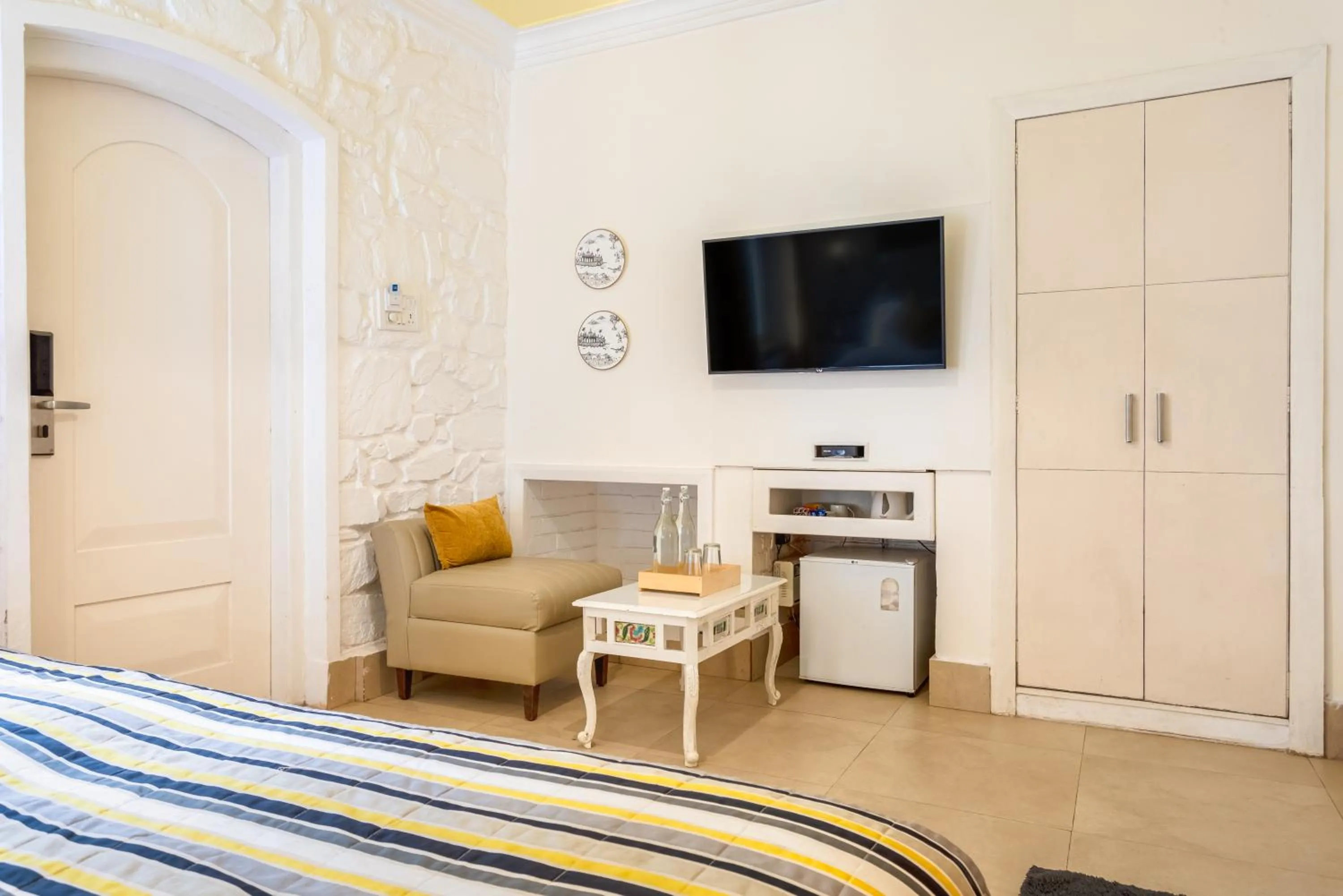 TV and multimedia, Bed in The Tamarind Hotel - A Boutique Heritage Stay, Anjuna - Goa