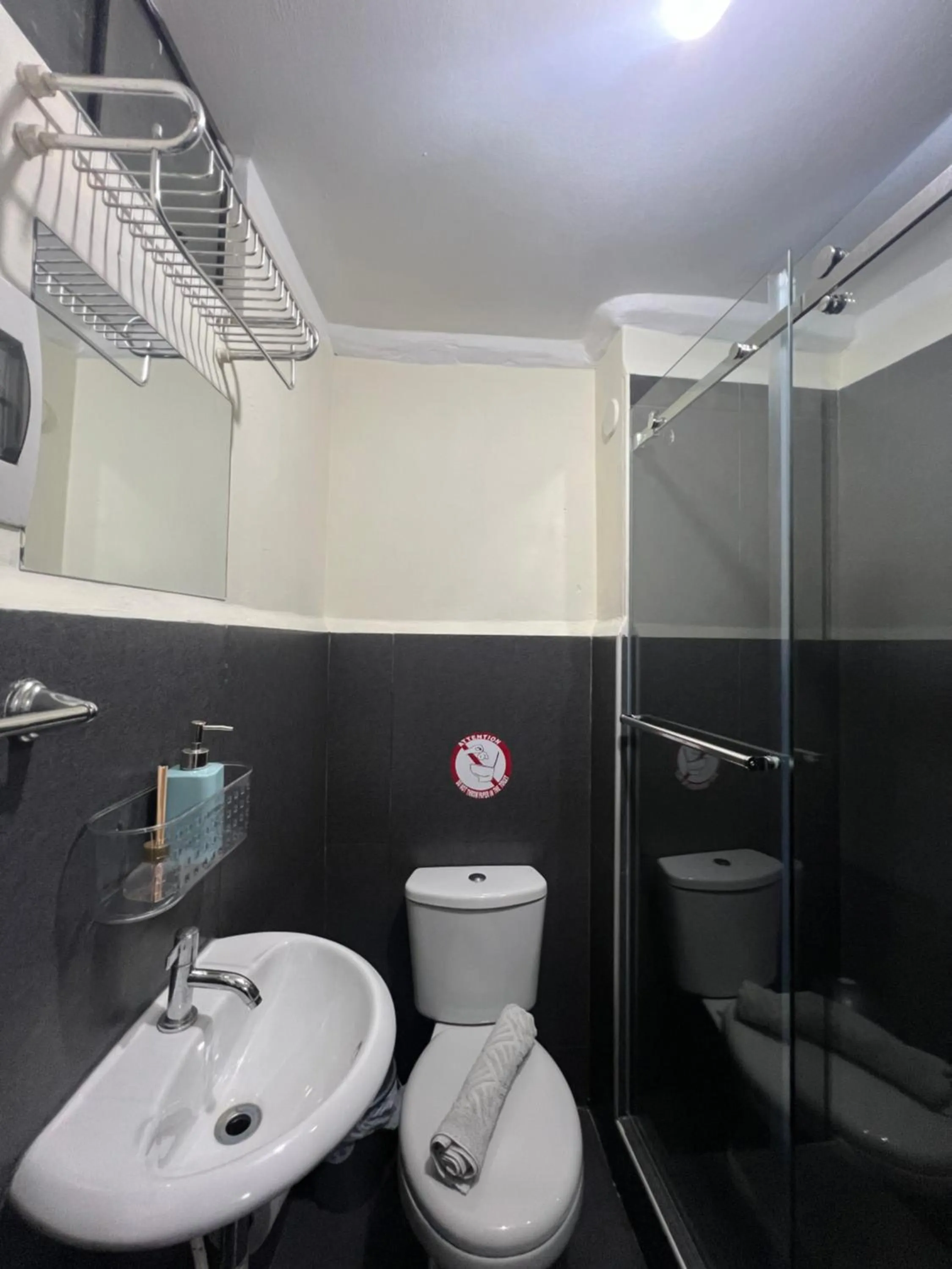 Shower in Lima Airport Tampu