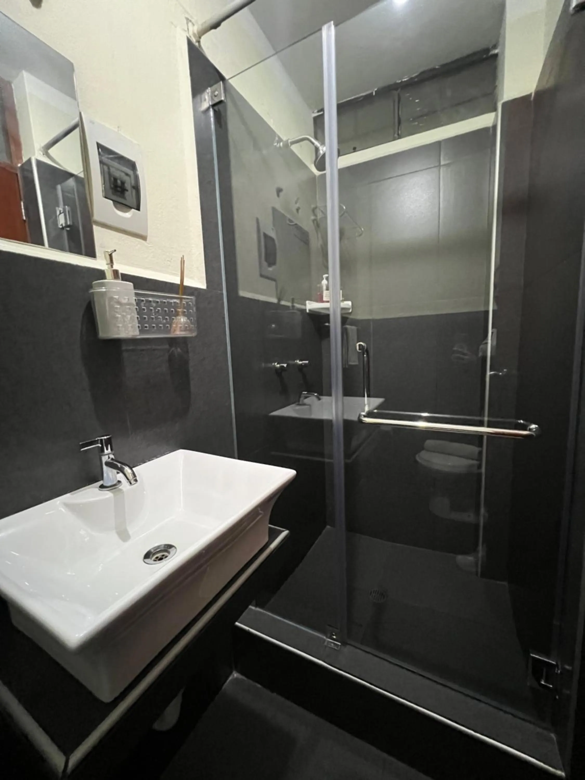 Shower in Lima Airport Tampu