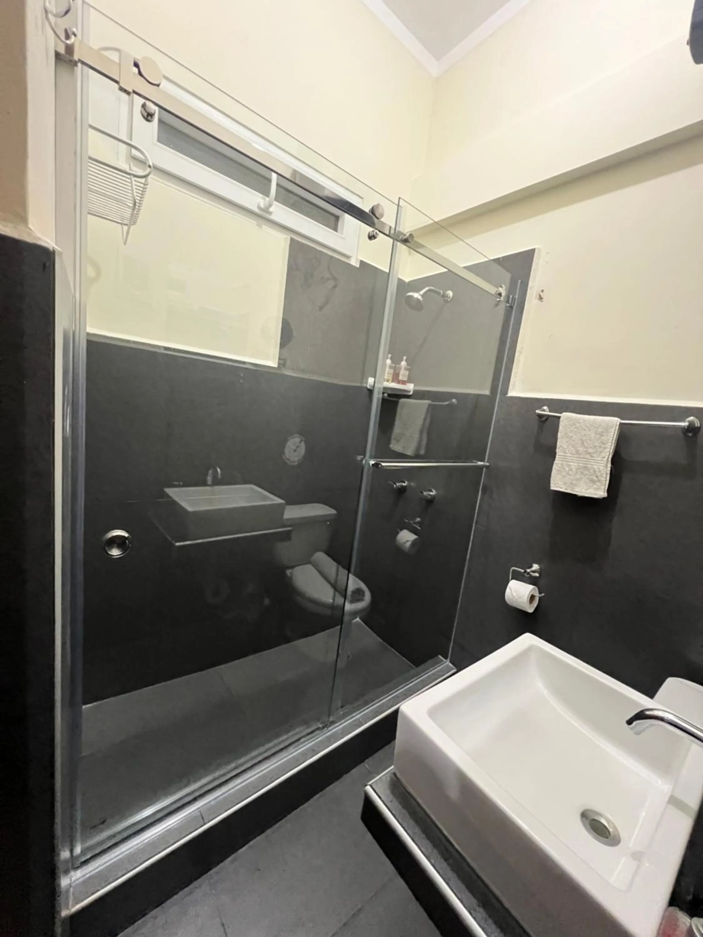 Shower in Lima Airport Tampu