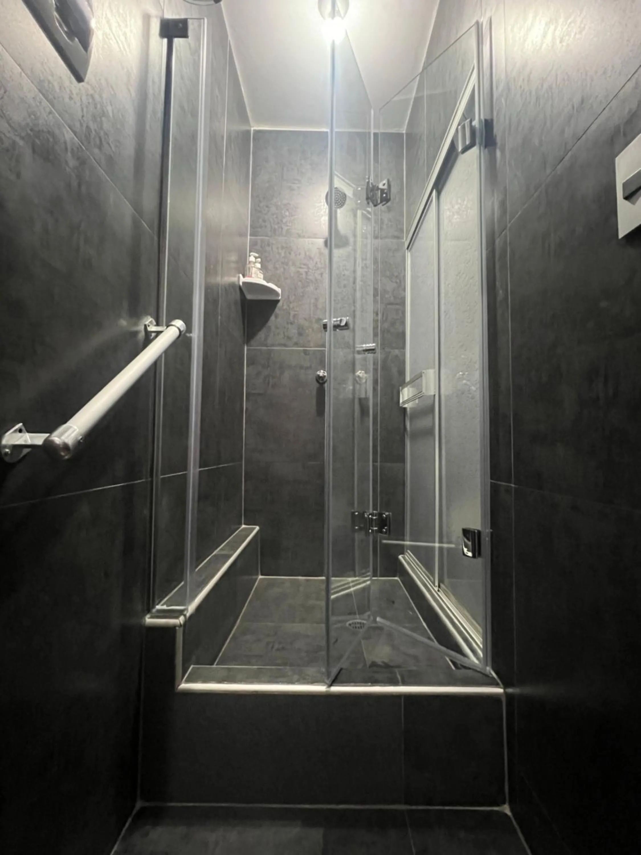 Shower in Lima Airport Tampu