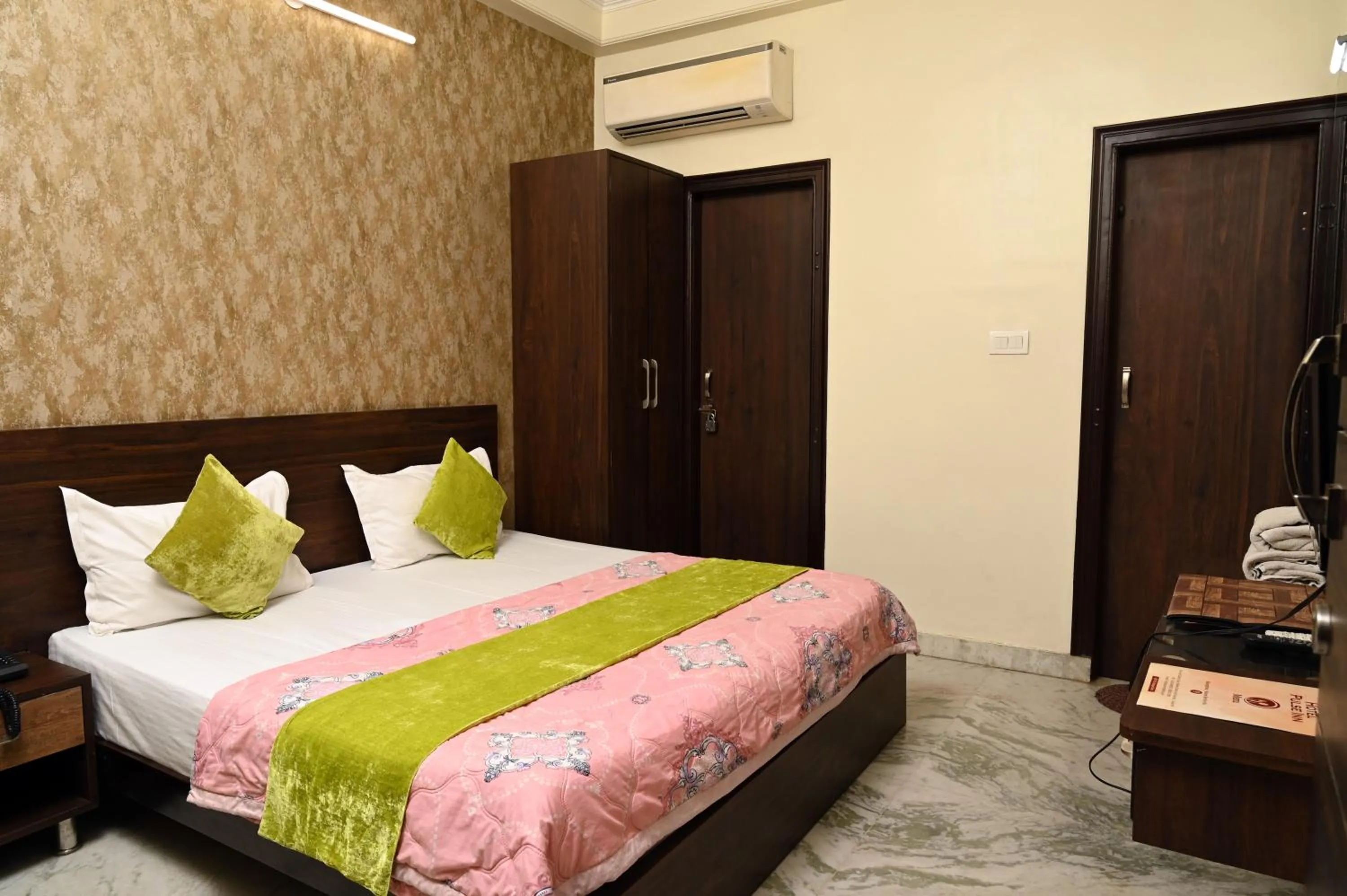 Bed in Hotel Pulse Inn- Near Jaipur Railway Station