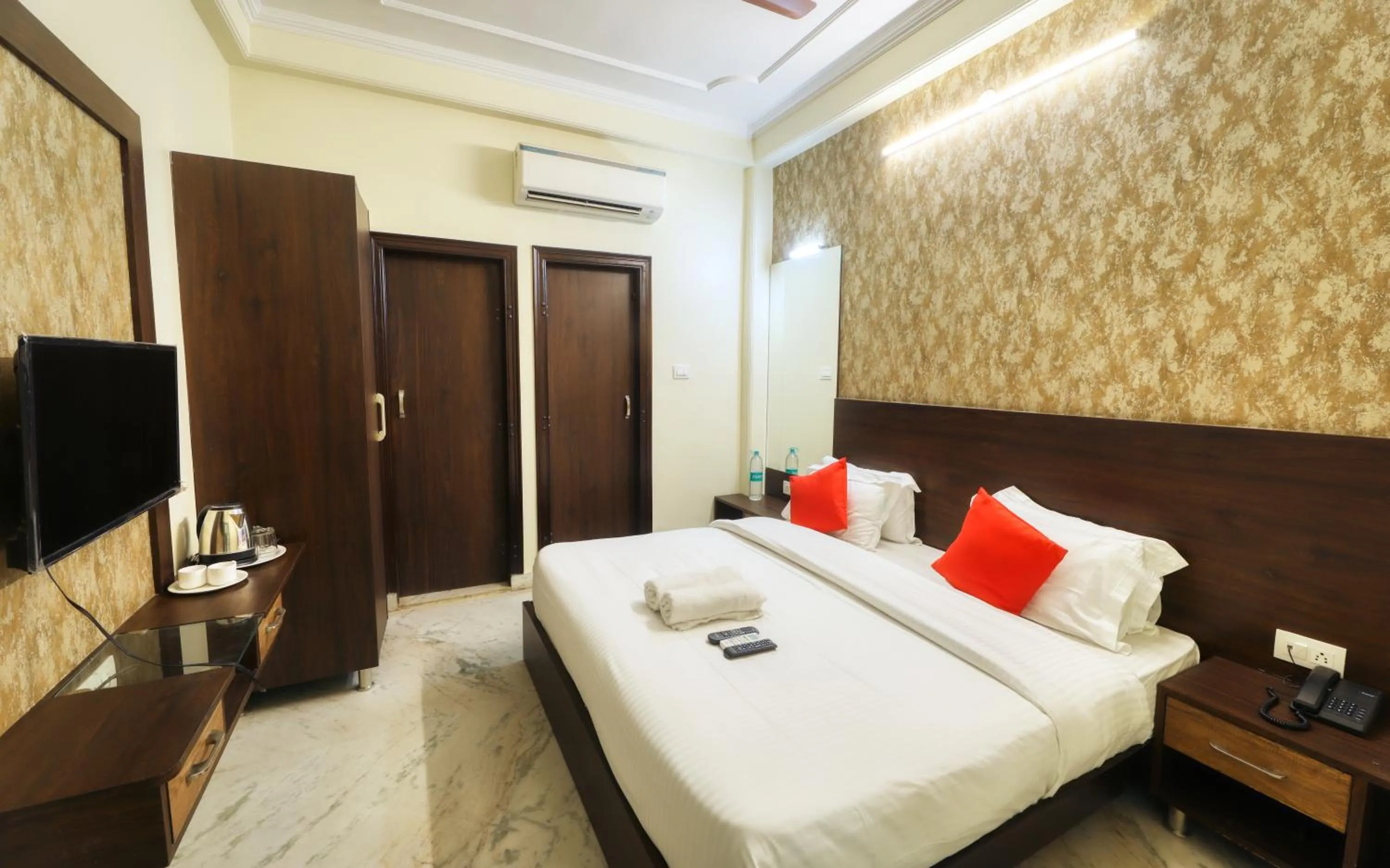Communal lounge/ TV room, Bed in Hotel Pulse Inn- Near Jaipur Railway Station