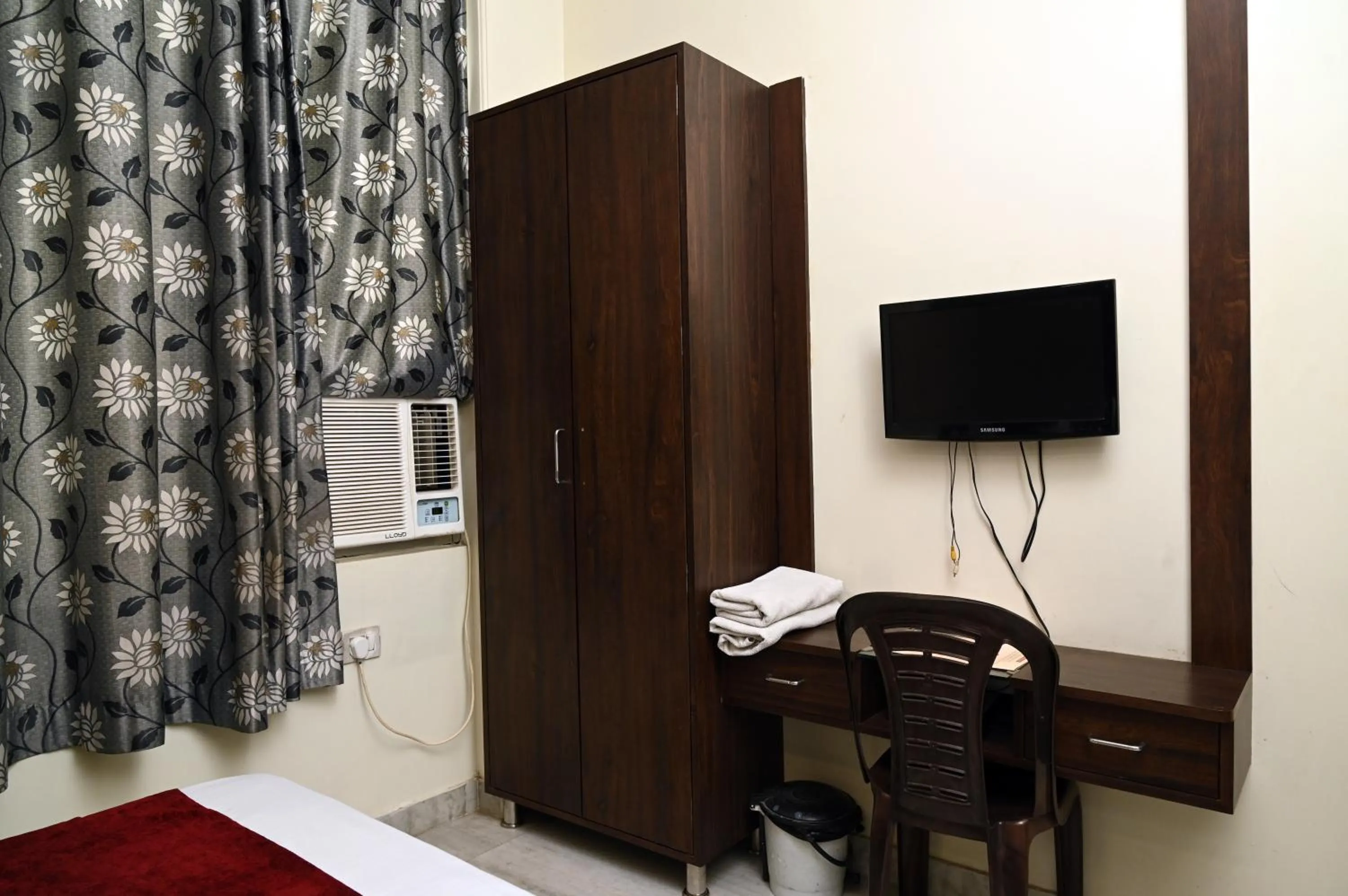 Communal lounge/ TV room, Bed in Hotel Pulse Inn- Near Jaipur Railway Station