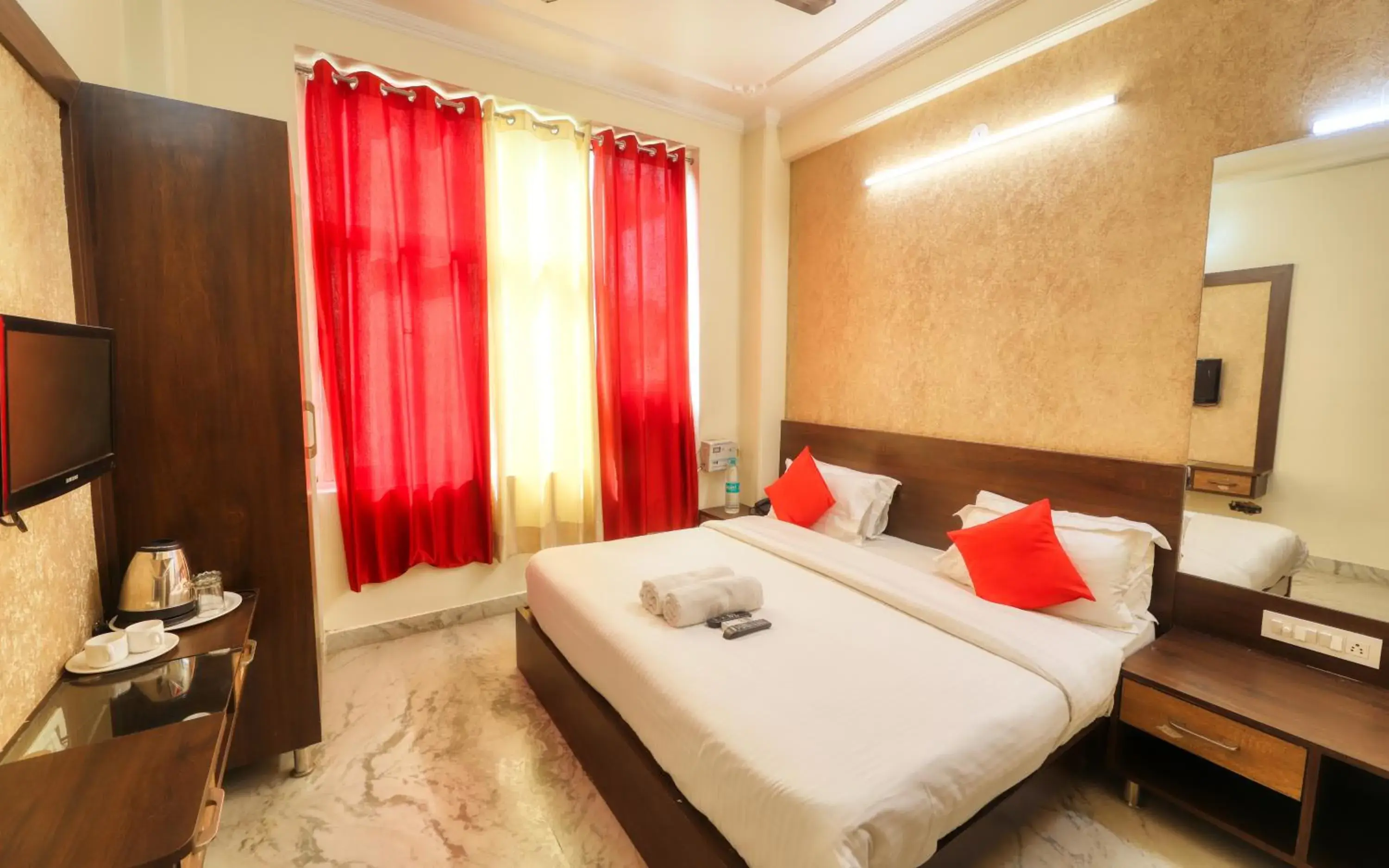 Deluxe King Room - single occupancy in Hotel Pulse Inn- Near Jaipur Railway Station Deluxe King Room - single occupancy in Hotel Pulse Inn- Near Jaipur Railway Station