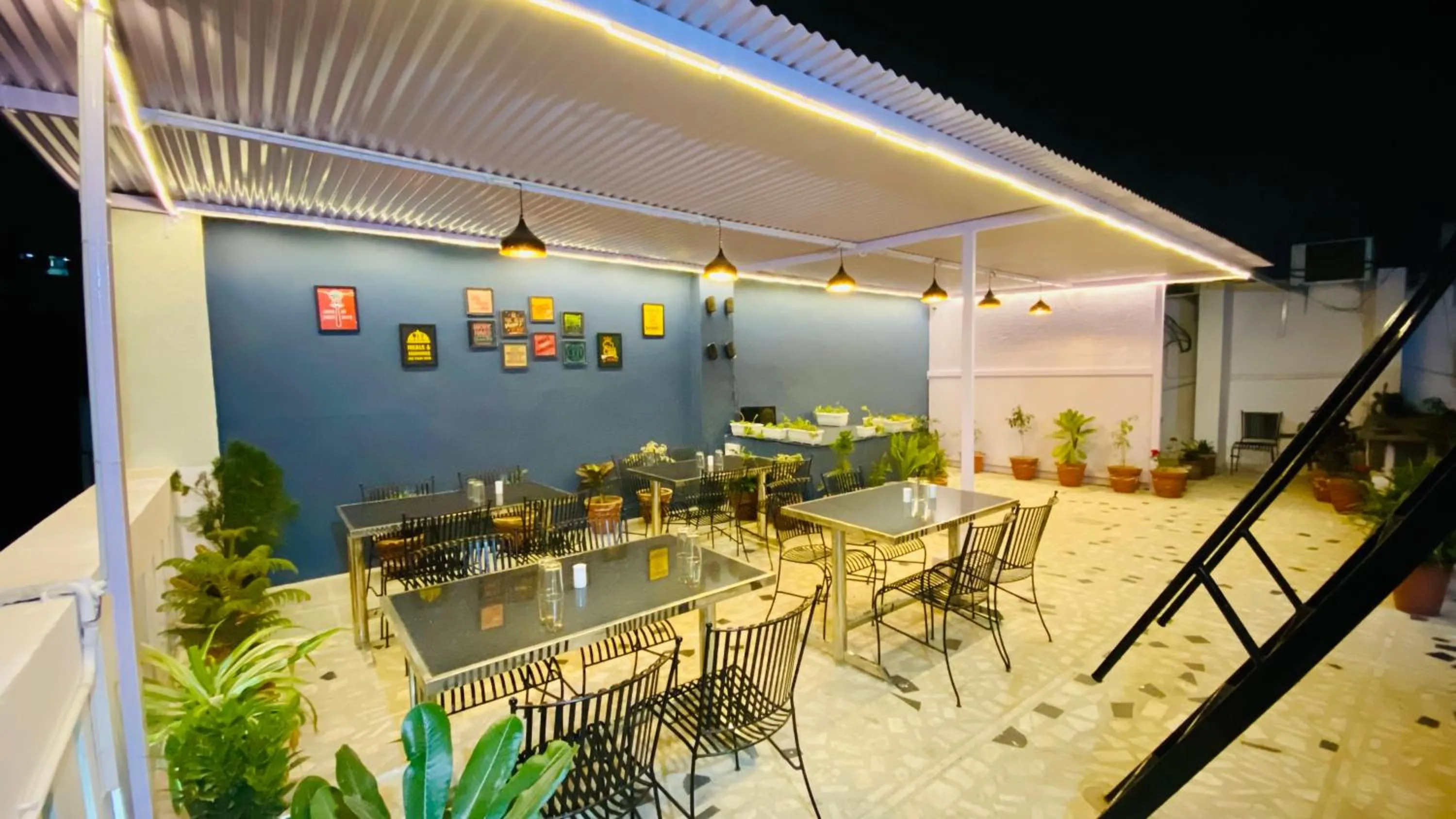 Restaurant/places to eat in Hotel Pulse Inn- Near Jaipur Railway Station