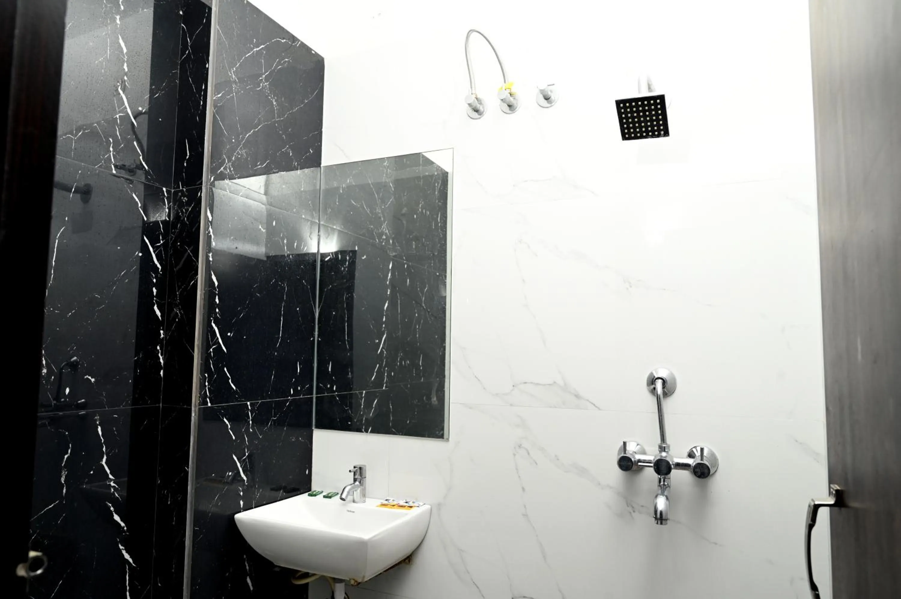 Shower in Hotel Pulse Inn- Near Jaipur Railway Station