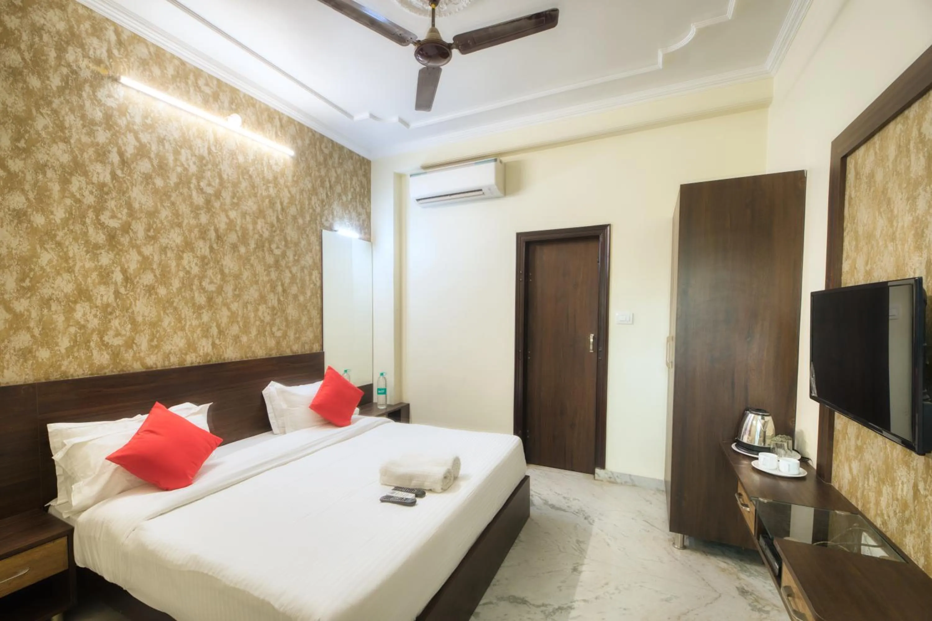 Communal lounge/ TV room, Bed in Hotel Pulse Inn- Near Jaipur Railway Station