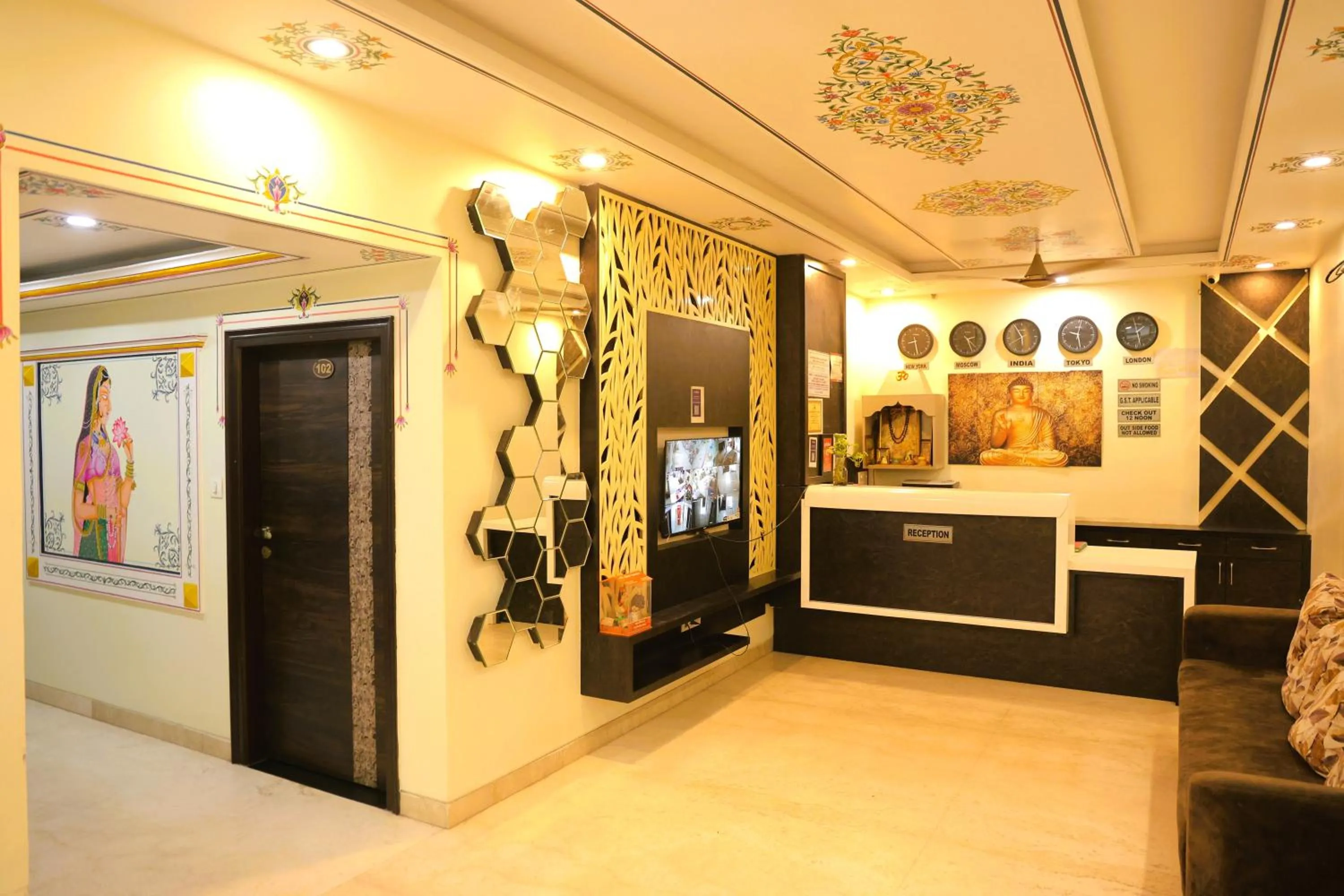TV and multimedia in Hotel Pulse Inn- Near Jaipur Railway Station