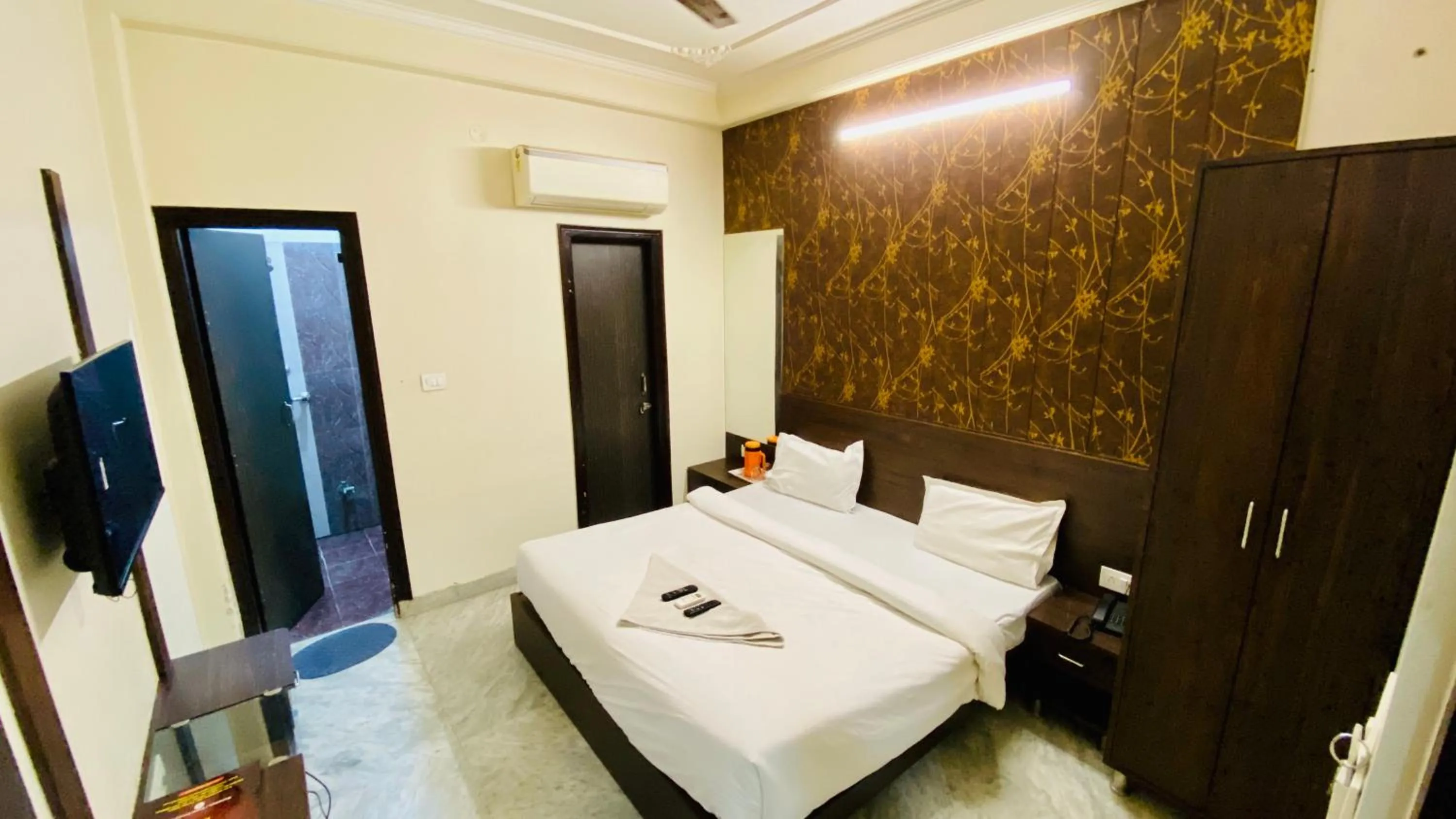 Bed in Hotel Pulse Inn- Near Jaipur Railway Station