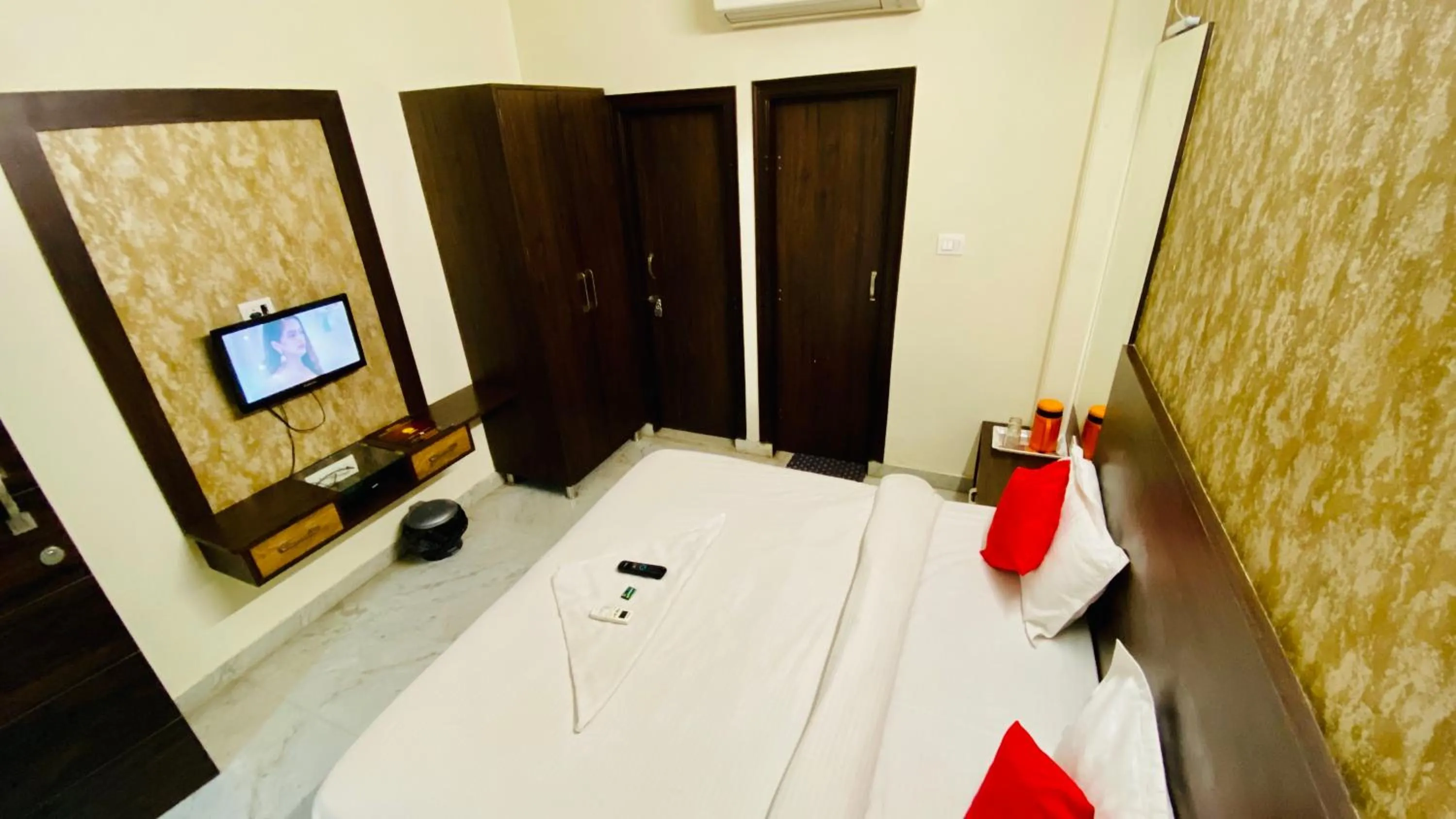 Communal lounge/ TV room, Bed in Hotel Pulse Inn- Near Jaipur Railway Station