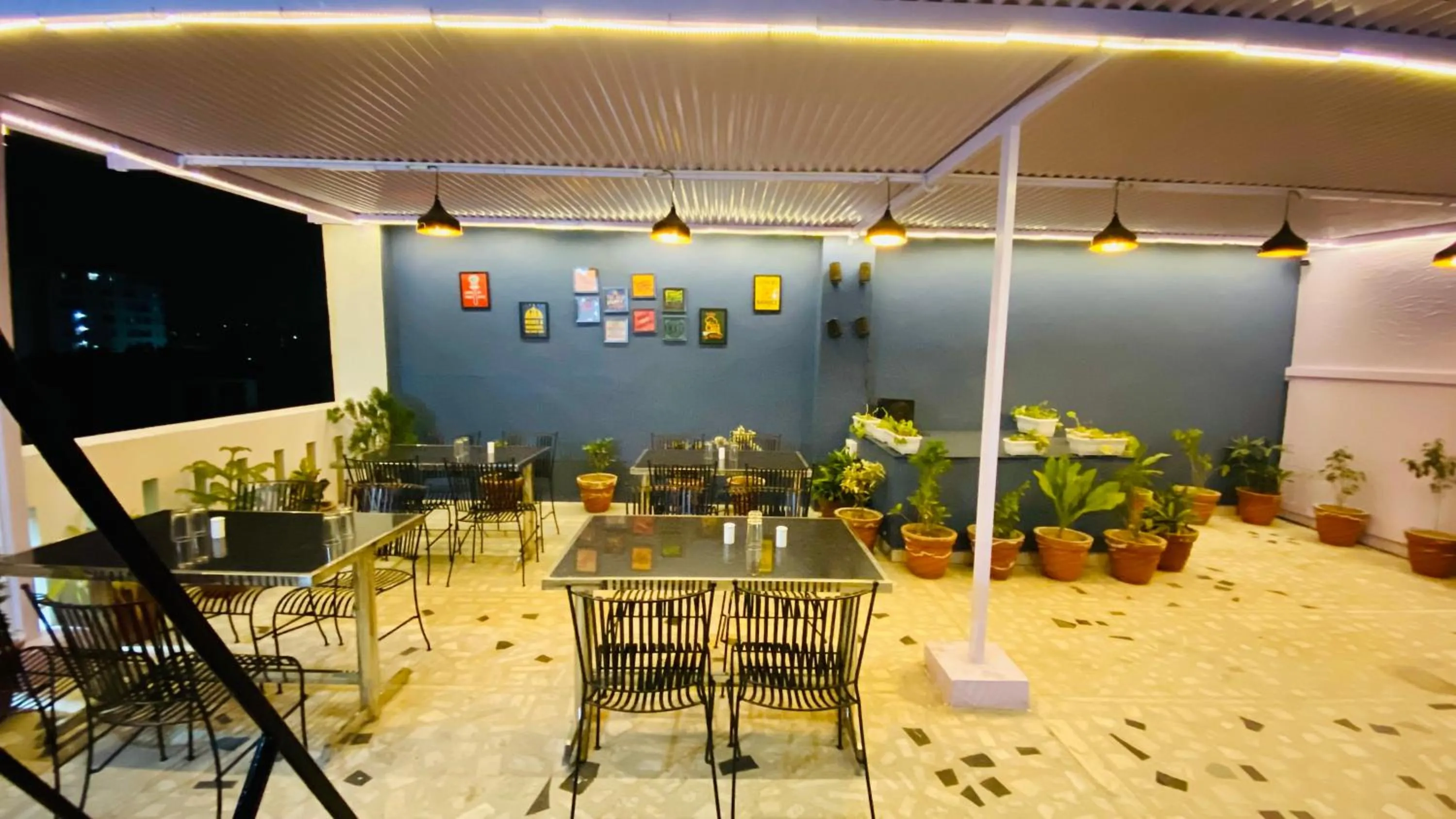 Seating area in Hotel Pulse Inn- Near Jaipur Railway Station