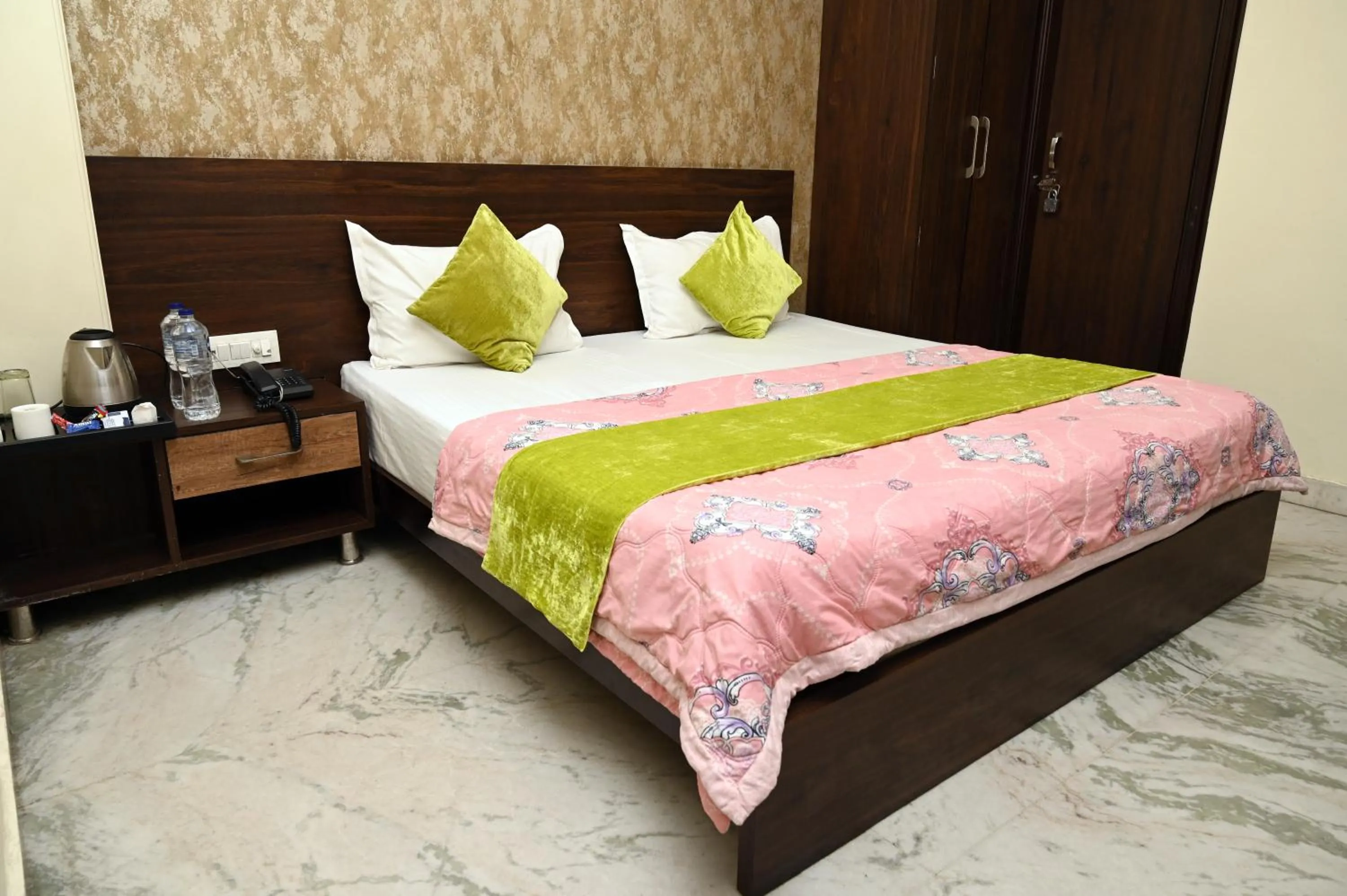 Bed in Hotel Pulse Inn- Near Jaipur Railway Station