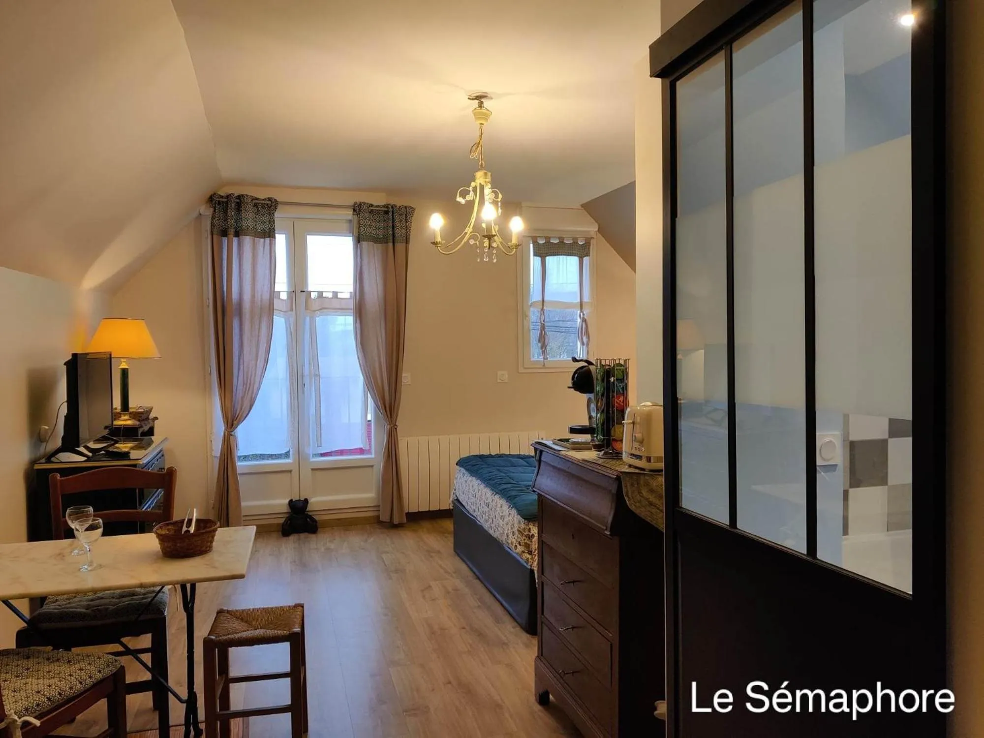 Photo of the whole room, Bed in Du coté de chez Swann 1