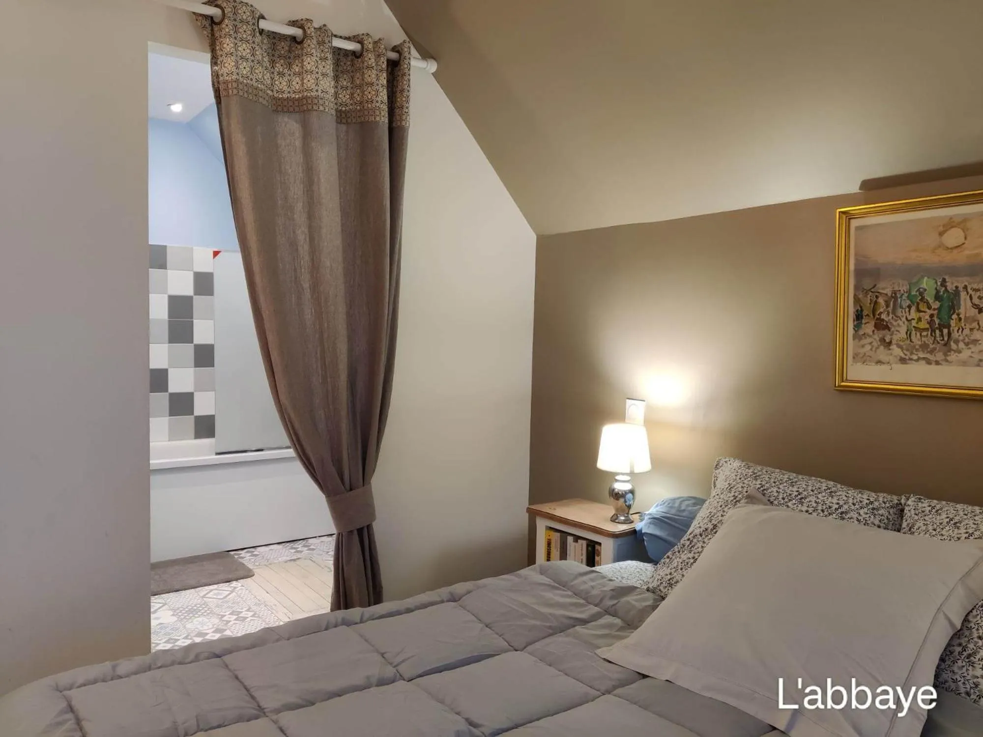 Photo of the whole room, Bed in Du coté de chez Swann 1