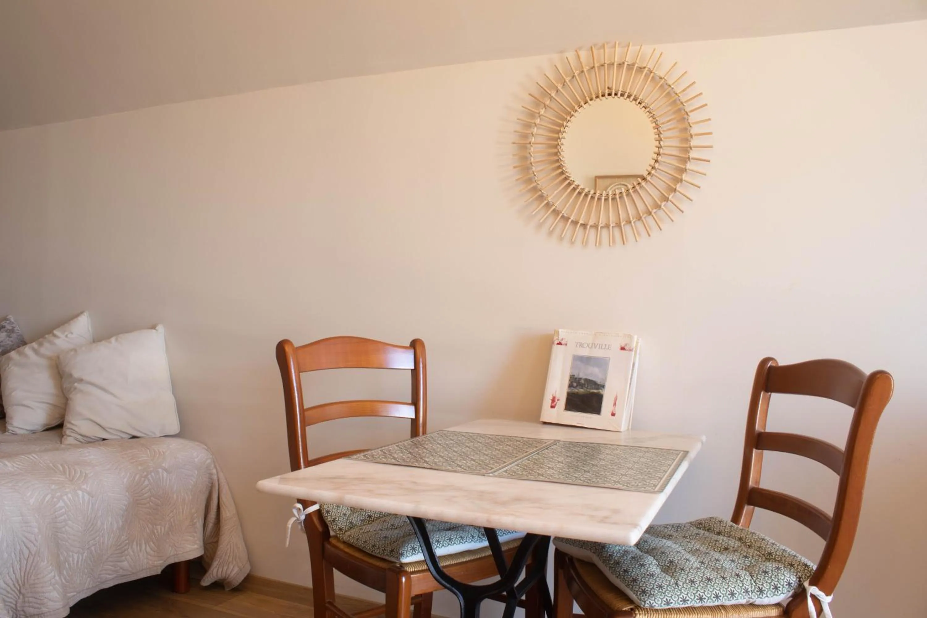 Dining area in Du coté de chez Swann 1