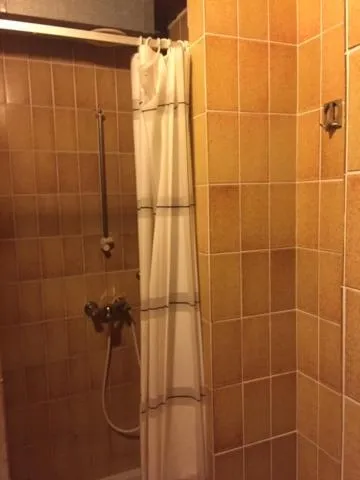 Bathroom in Youth Hostel Nika