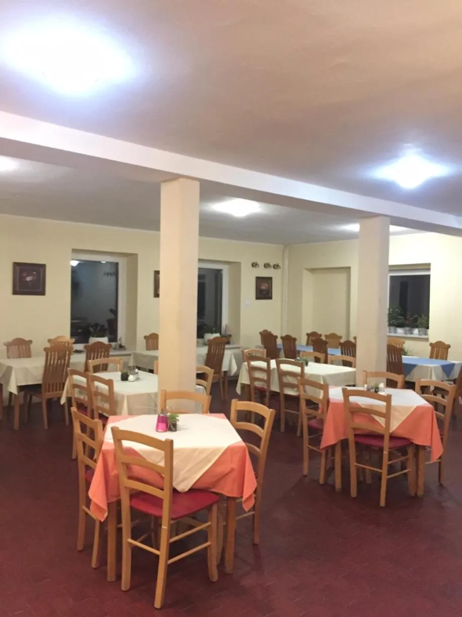 Restaurant/places to eat in Youth Hostel Nika