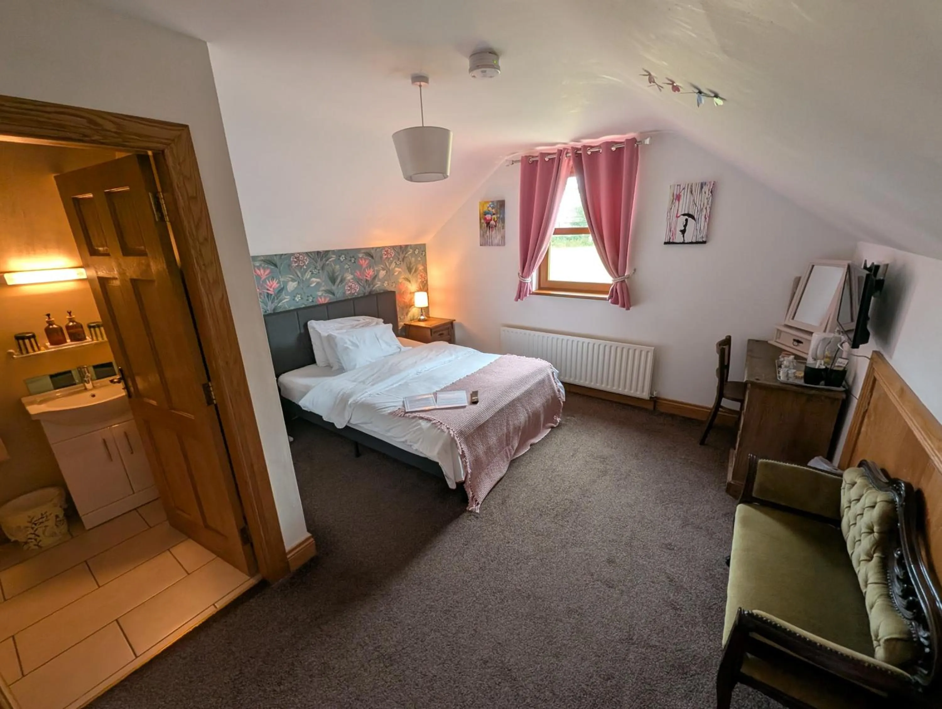 Bedroom, Bed in Carnately Lodge