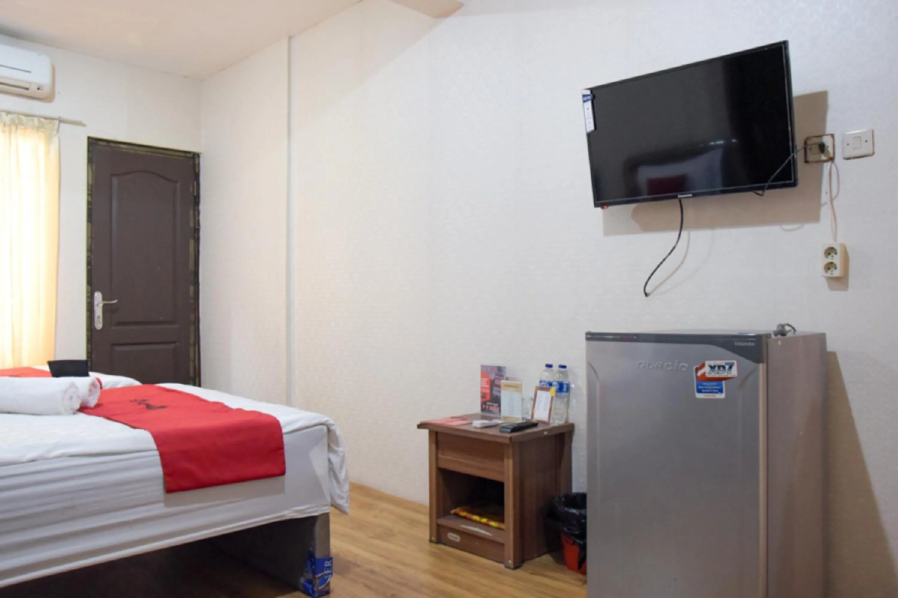 Bedroom, Bed in RedDoorz near Pelabuhan Tanjung Perak 2 Surabaya