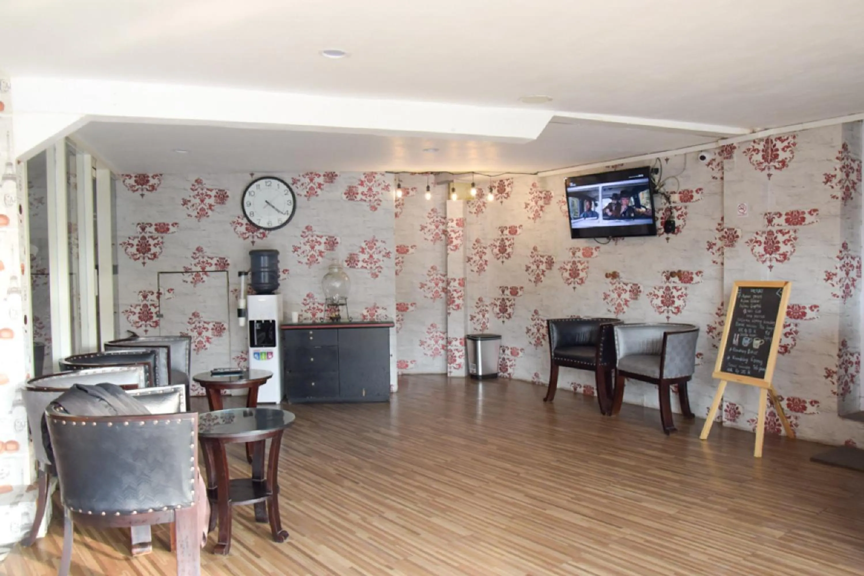 Lobby or reception in RedDoorz near Pelabuhan Tanjung Perak 2 Surabaya