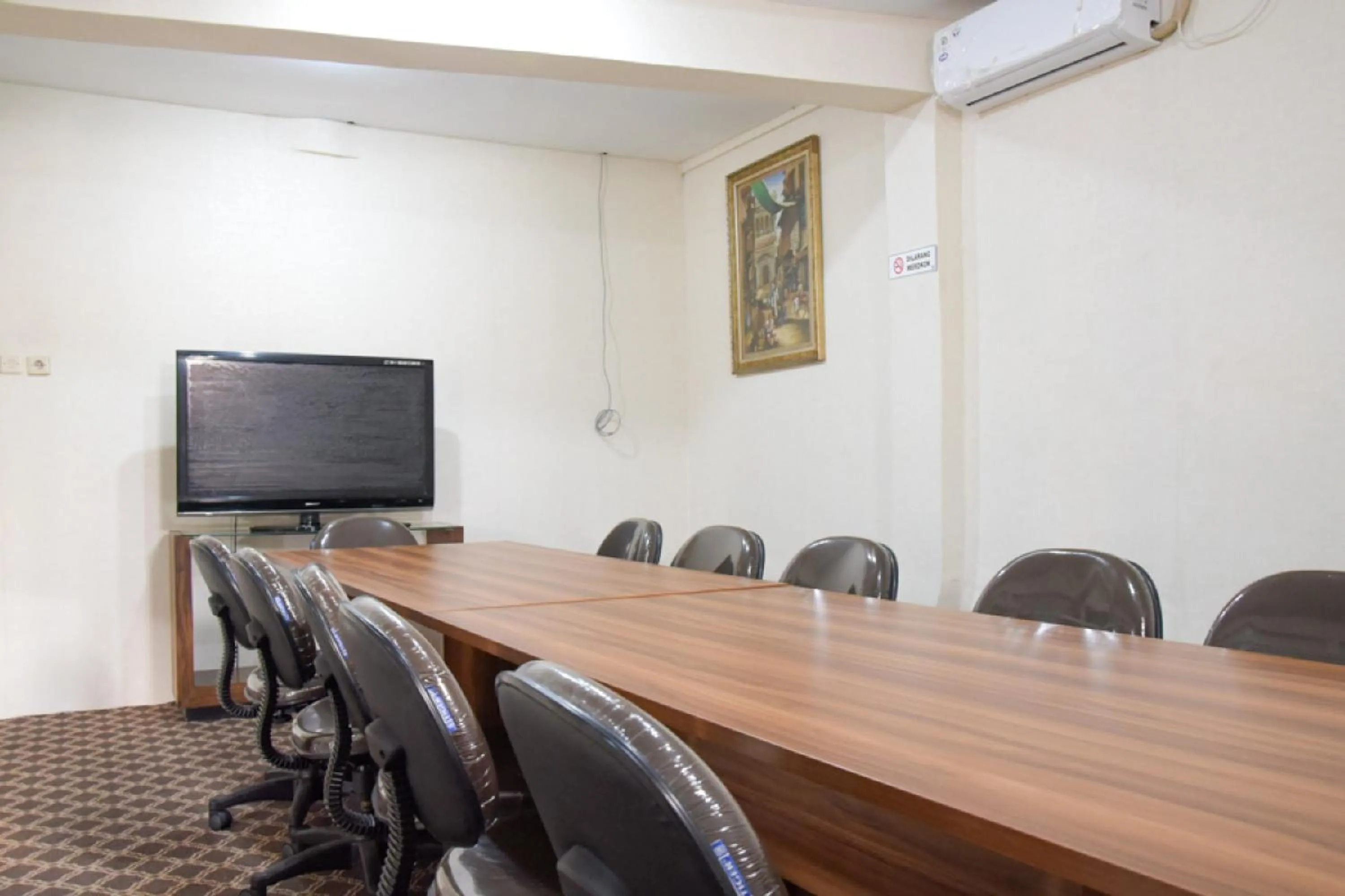 Meeting/conference room in RedDoorz near Pelabuhan Tanjung Perak 2 Surabaya