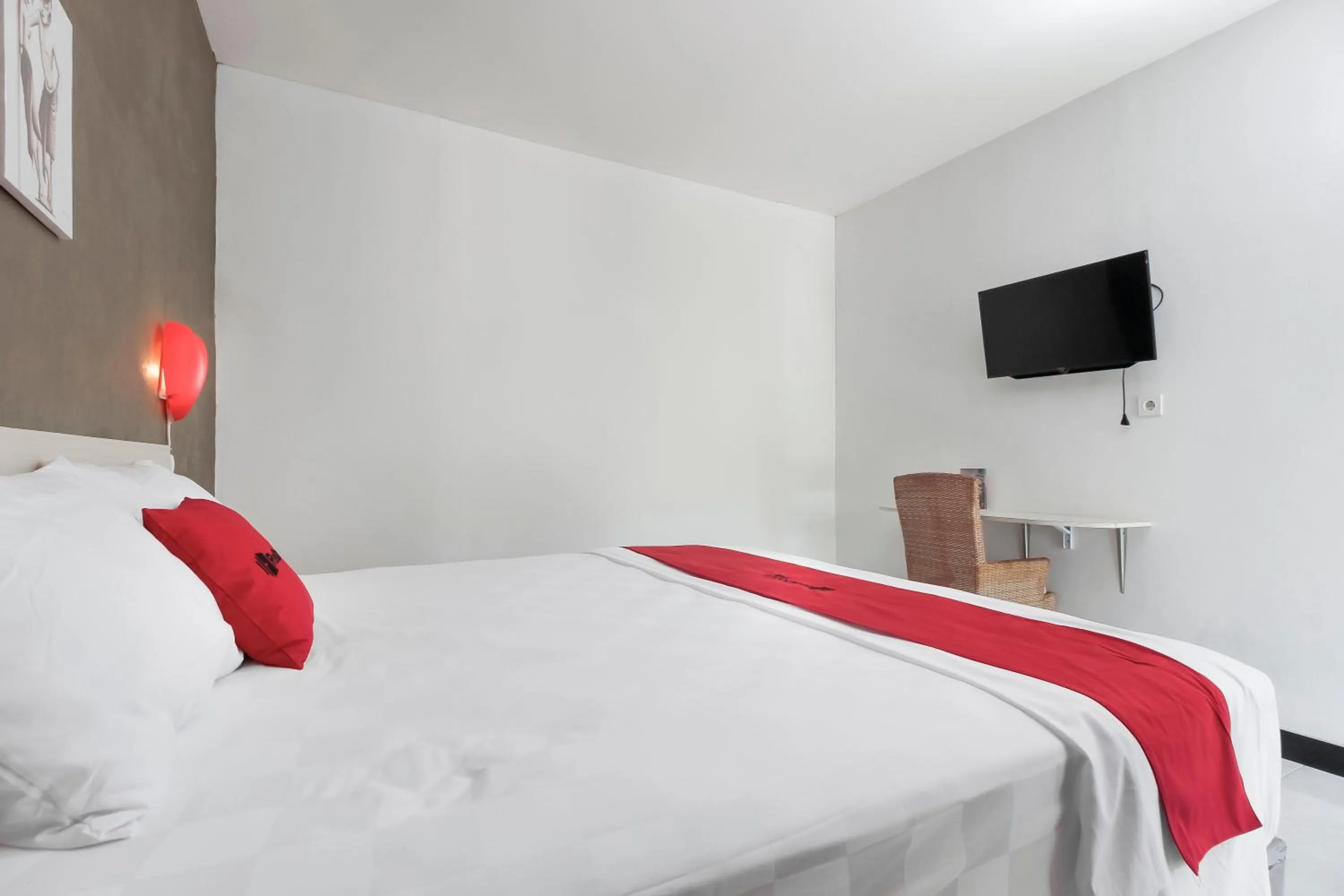 Bedroom, Bed in RedDoorz At Jalan Bukit Keminting