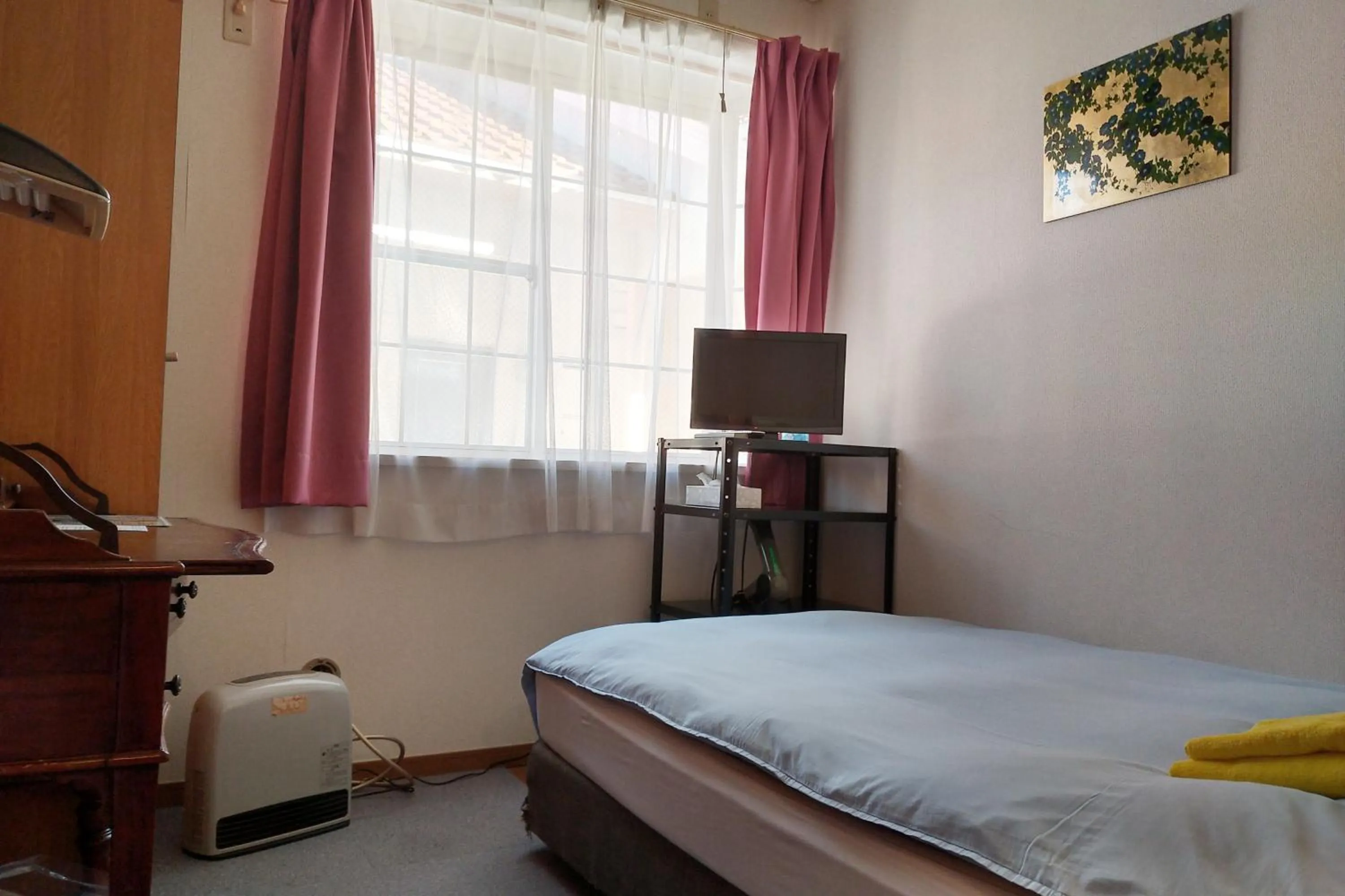 Photo of the whole room, Bed in Hotel Pacific