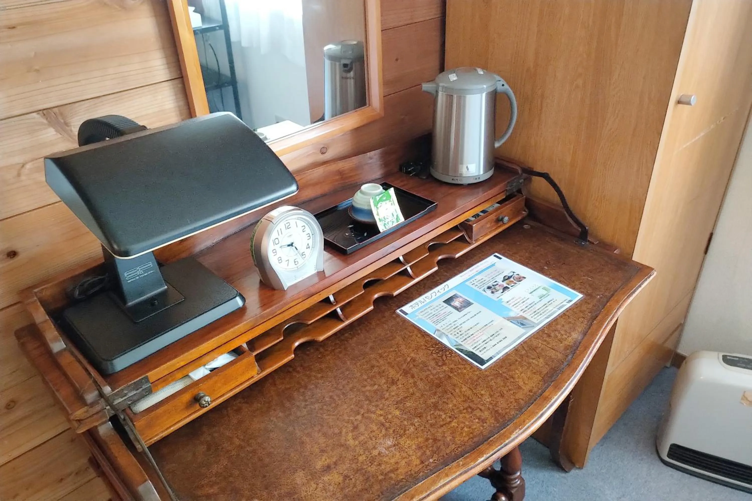 Photo of the whole room in Hotel Pacific