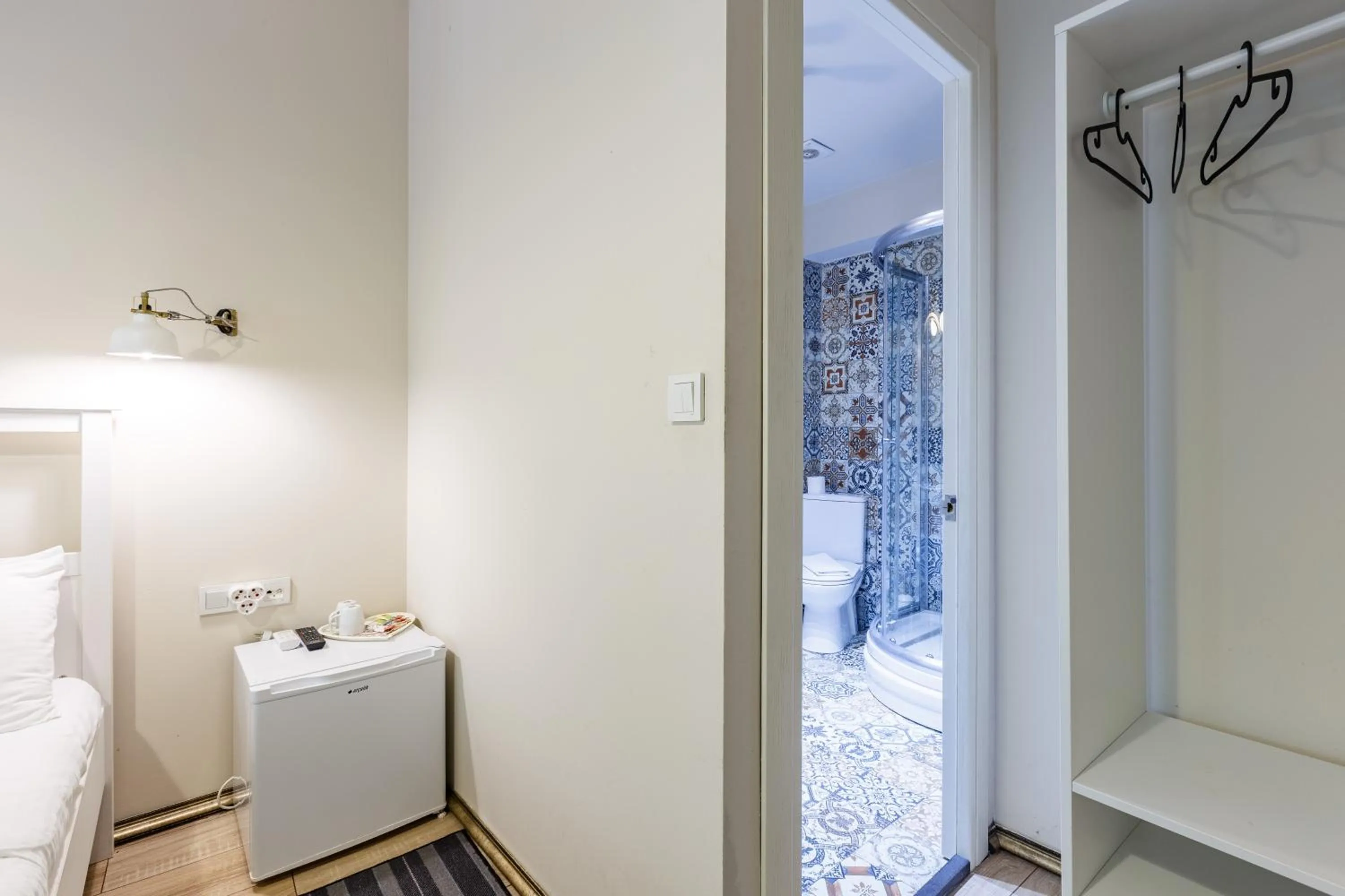 Bathroom, Bed in Hotel Miro Mansion Old City