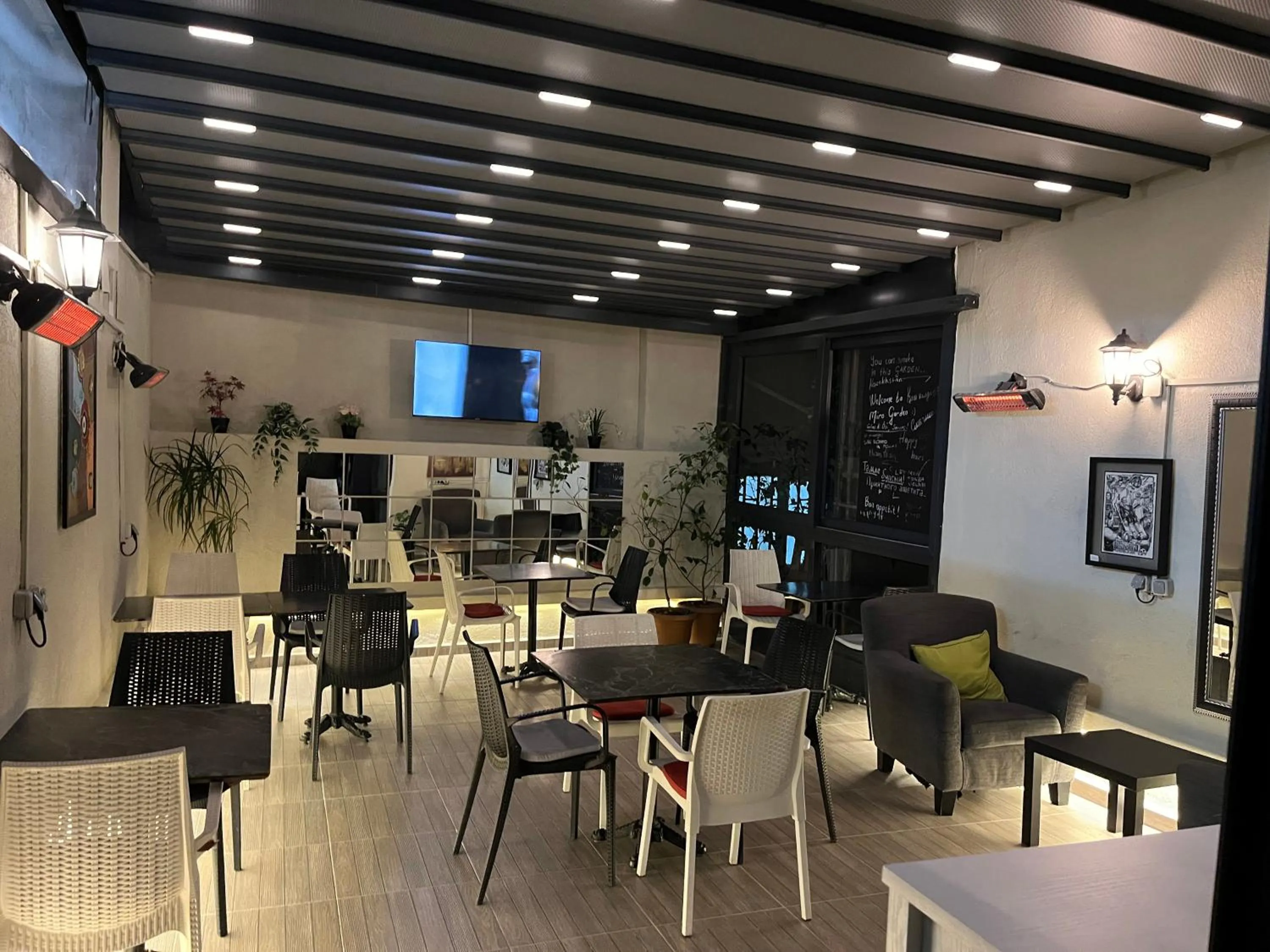 Communal lounge/ TV room in Hotel Miro Mansion Old City