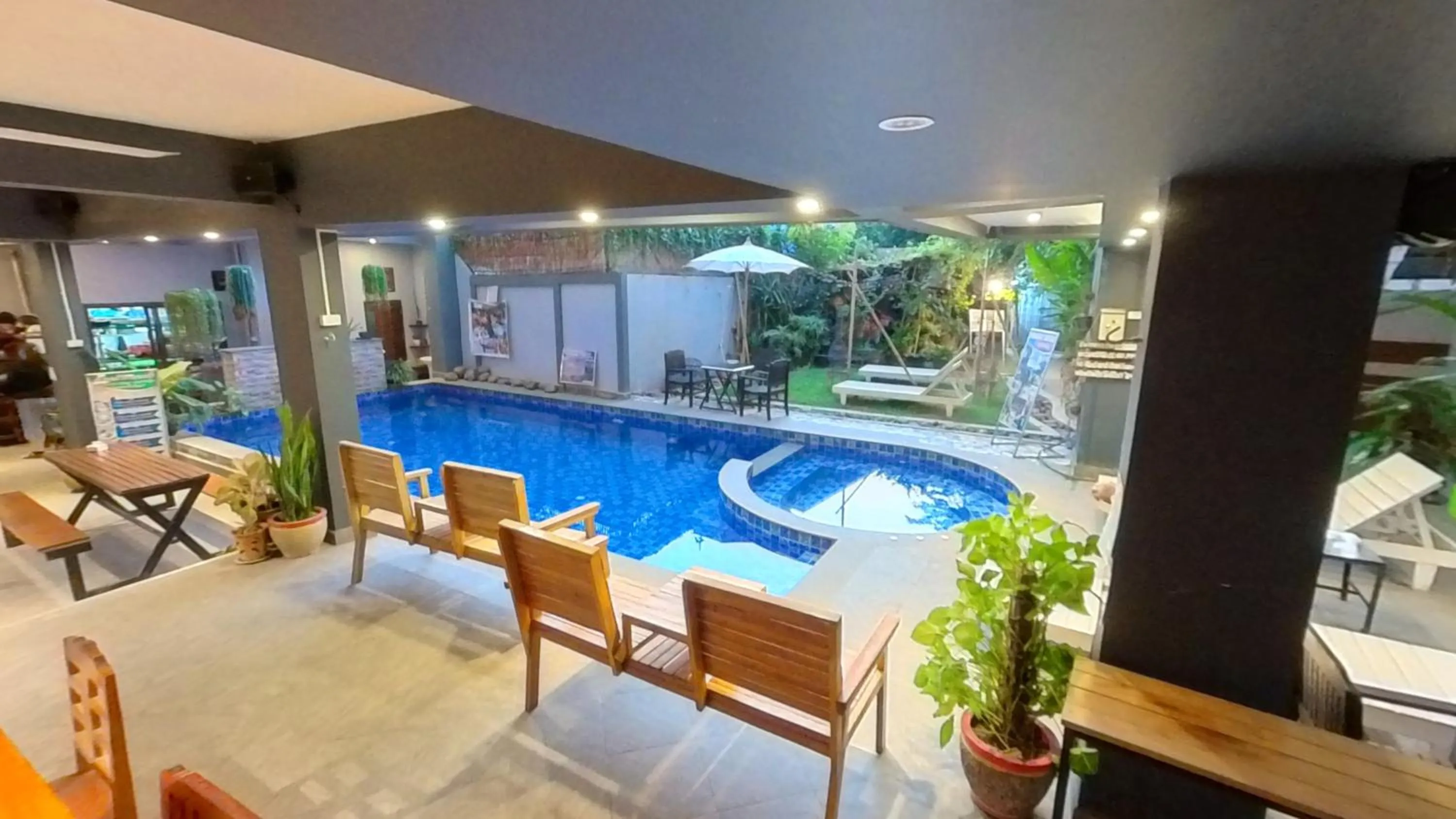 Restaurant/places to eat in FARAWAY SUITES