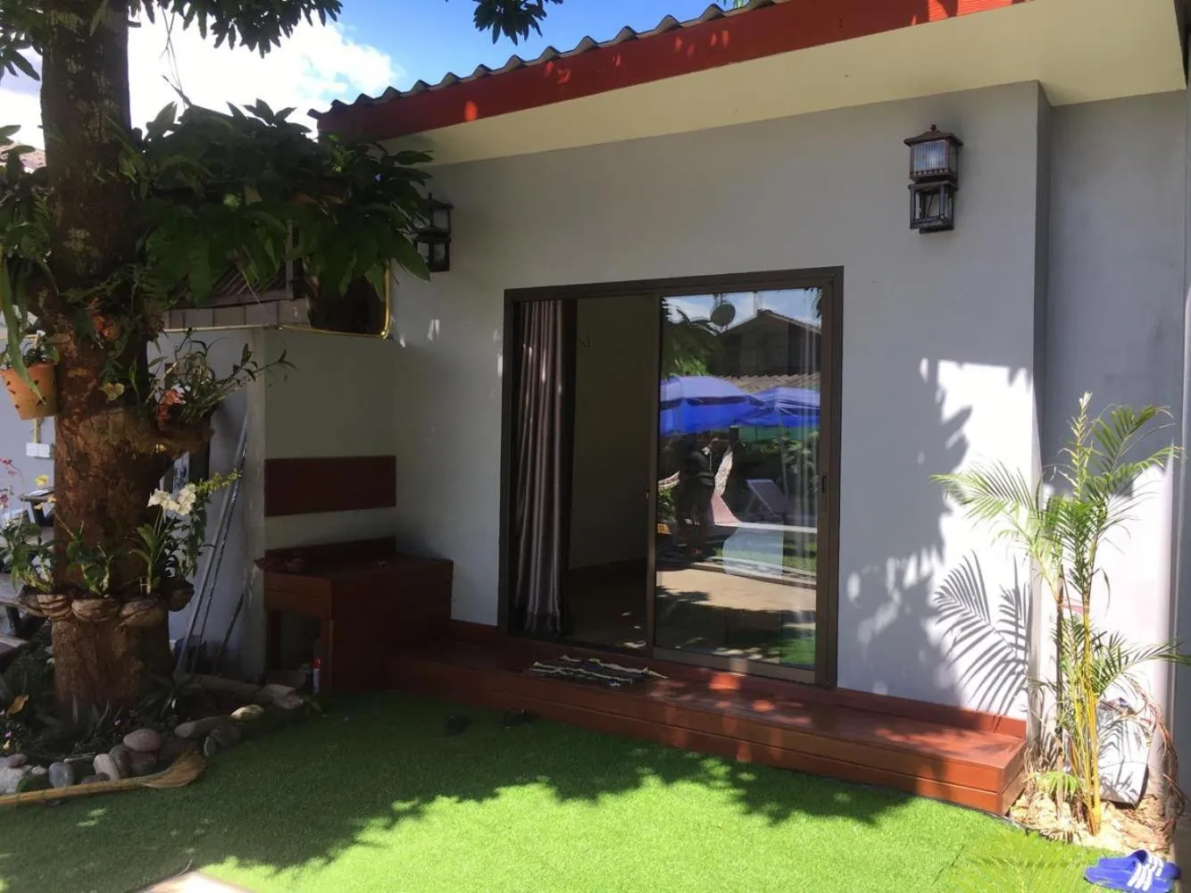 Facade/entrance in FARAWAY SUITES