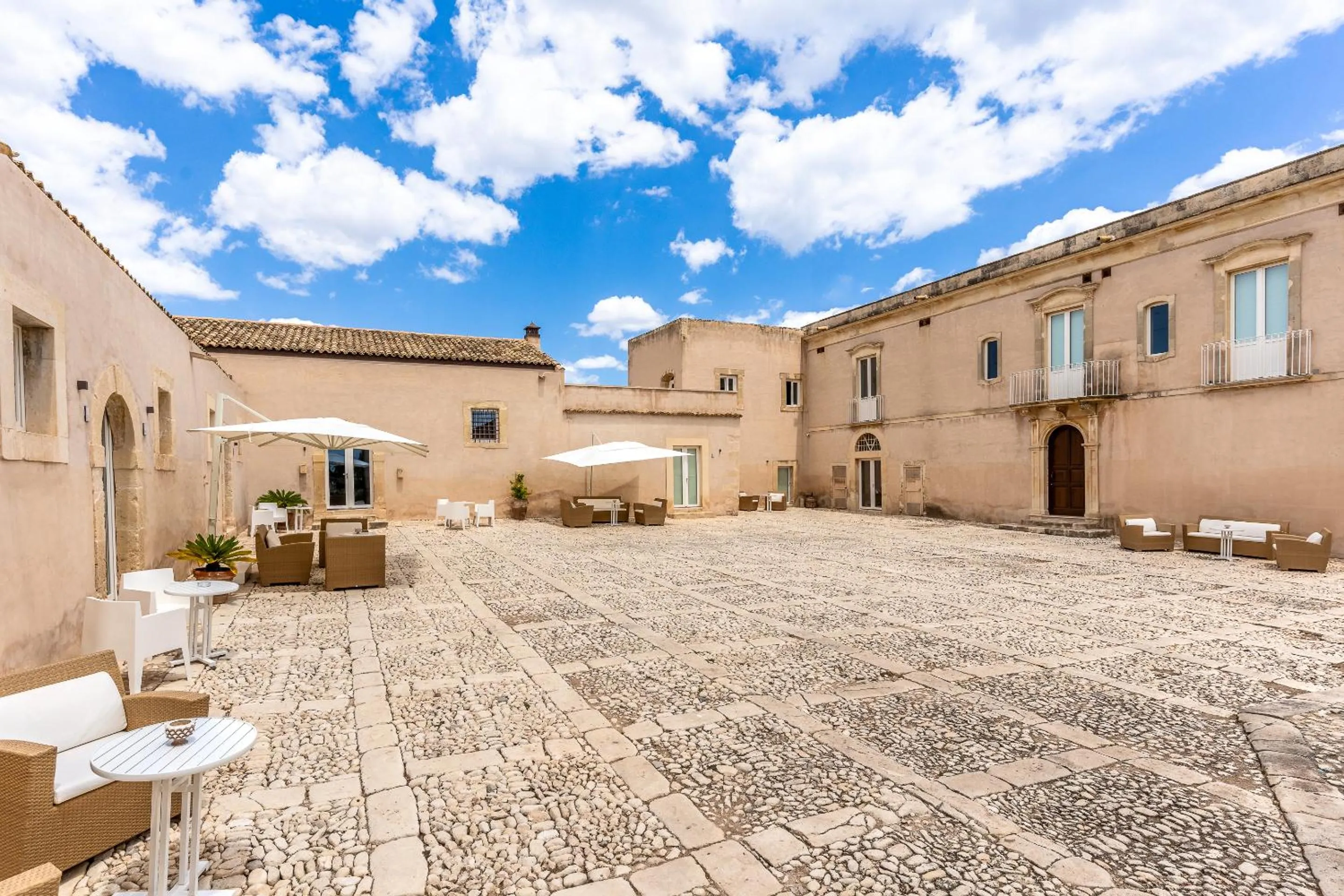 Inner courtyard view in Ballium Luxury Relais