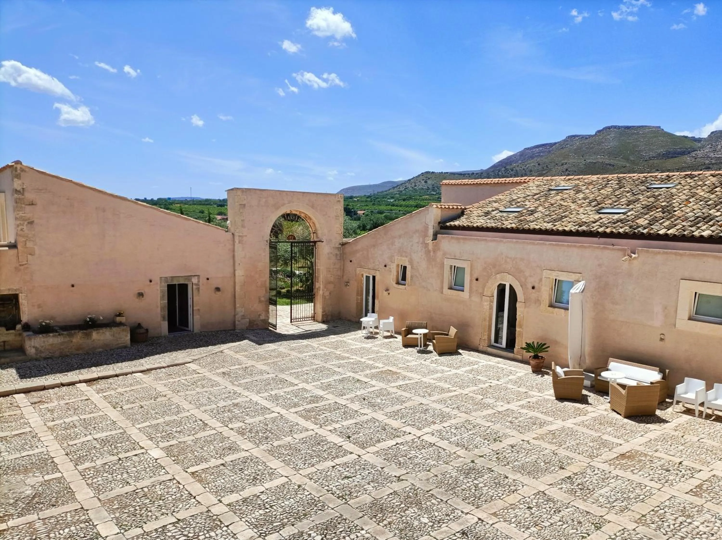 Inner courtyard view in Ballium Luxury Relais