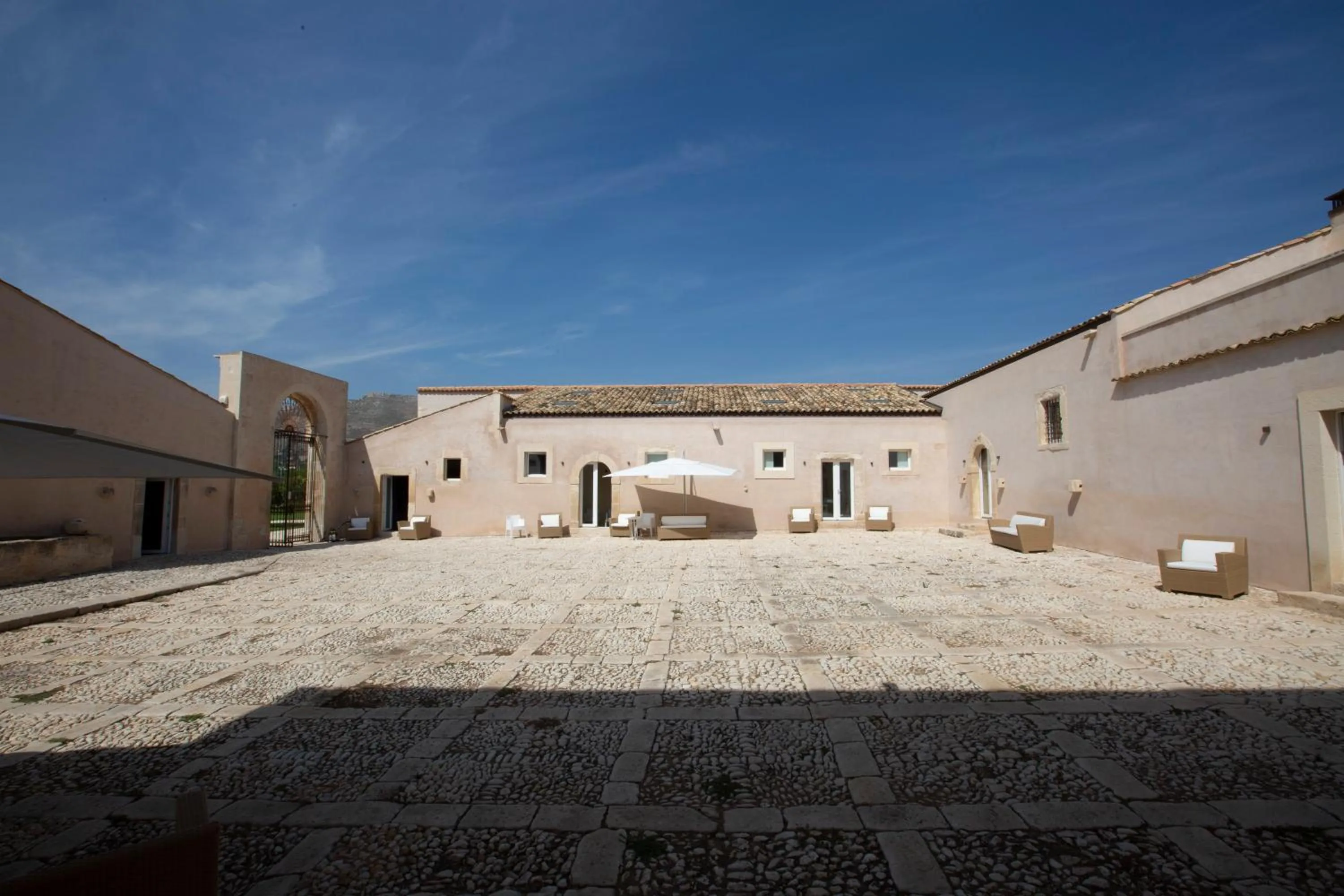Inner courtyard view in Ballium Luxury Relais
