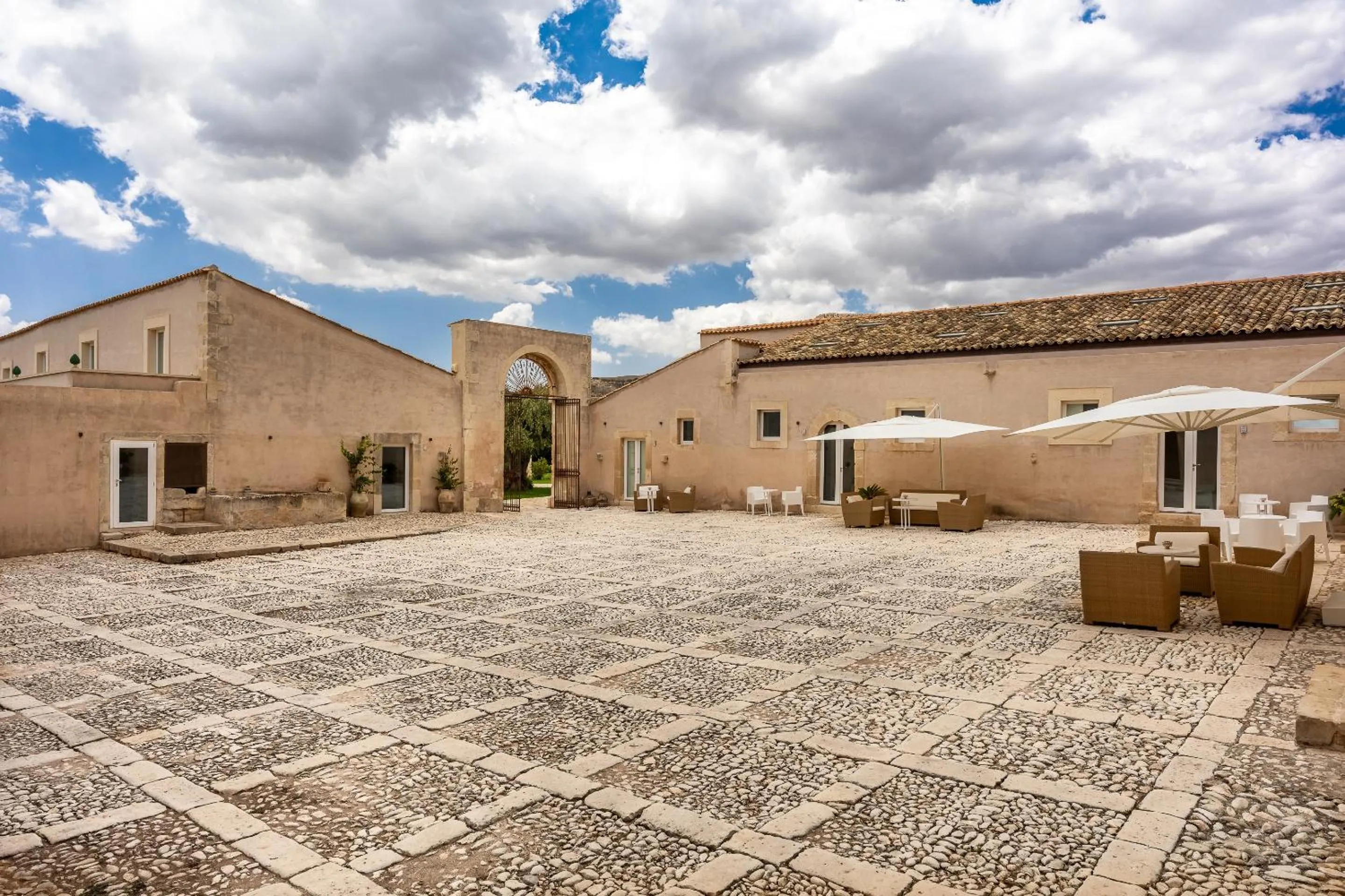 Inner courtyard view in Ballium Luxury Relais