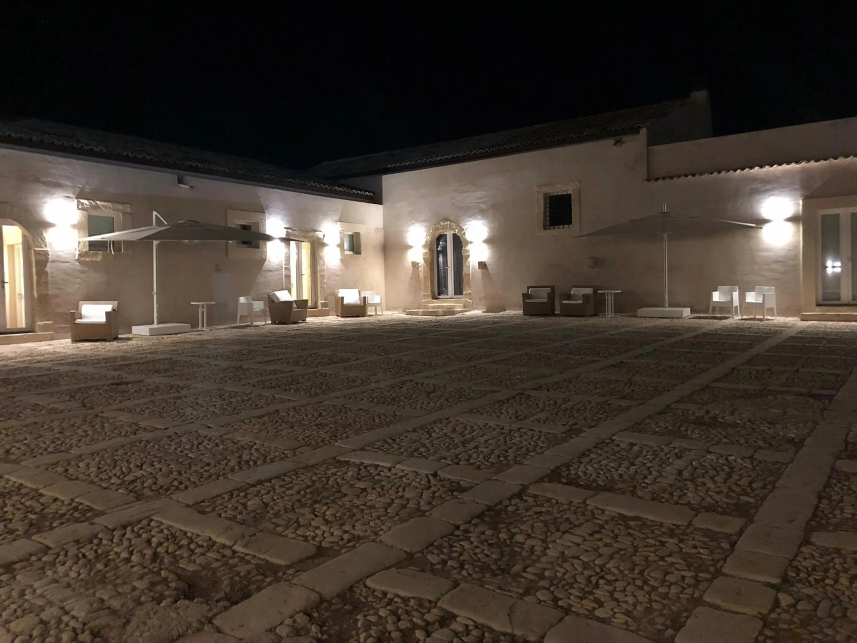 Inner courtyard view in Ballium Luxury Relais