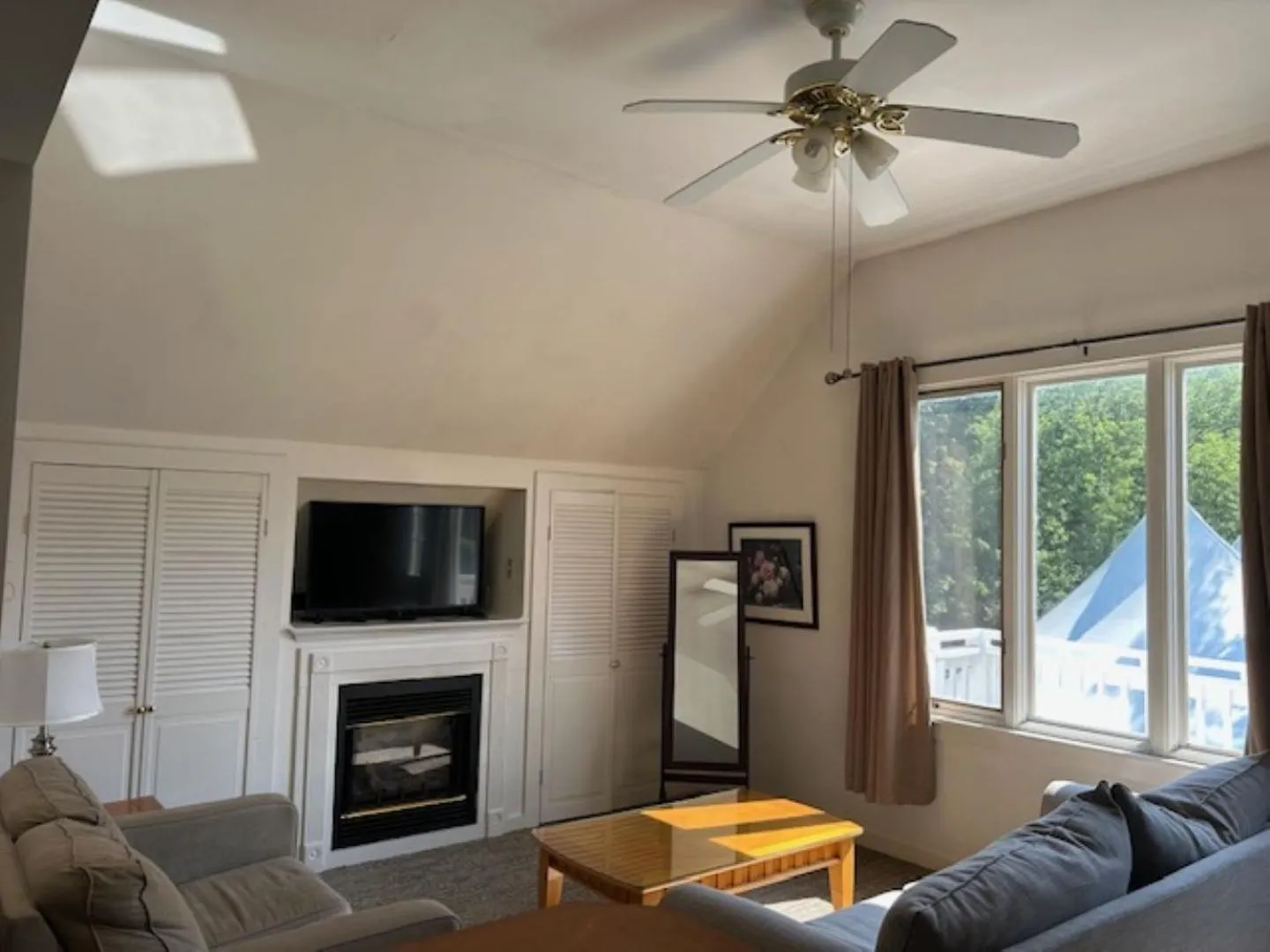 Living room in Echo Lake Inn