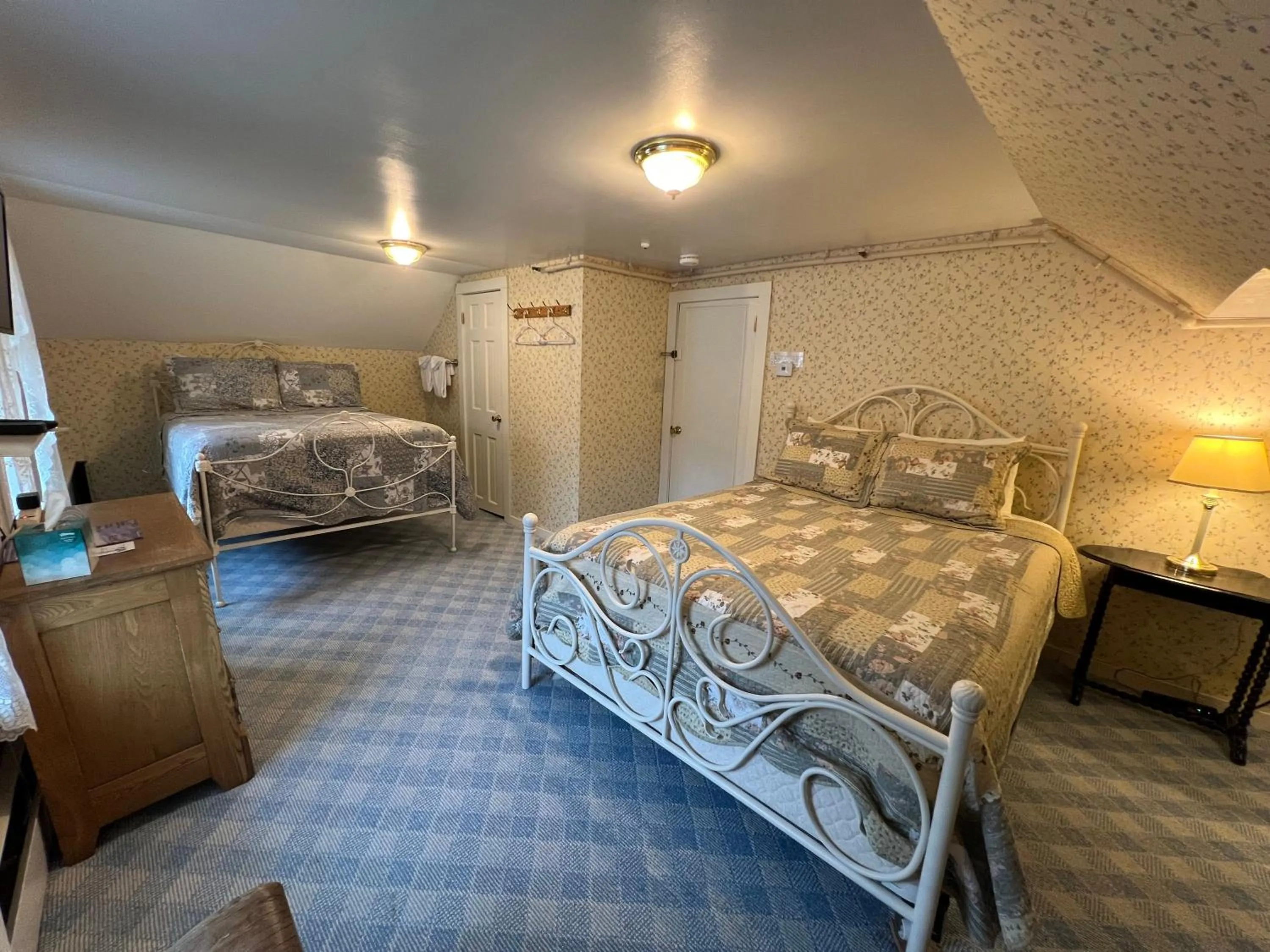 Bed in Echo Lake Inn