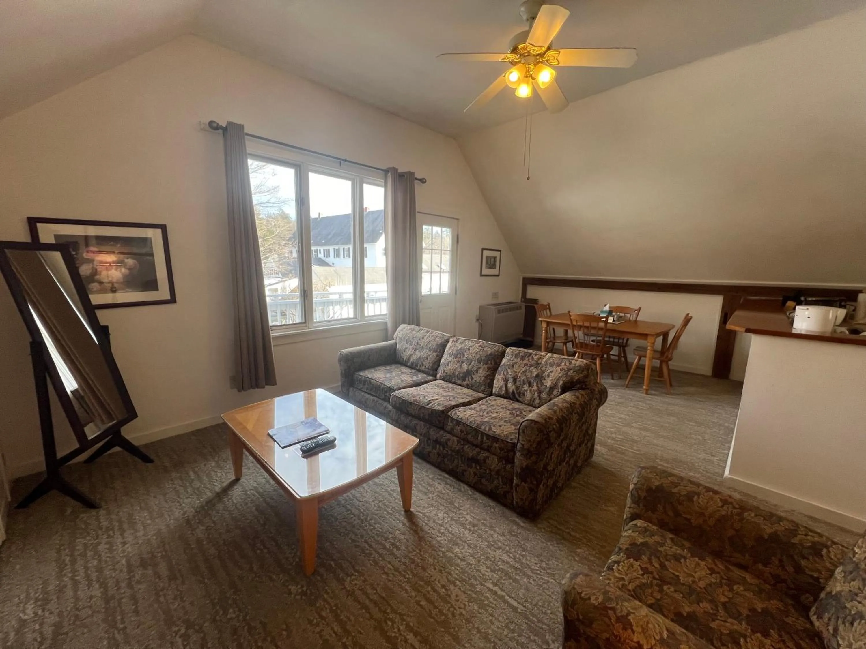 Living room in Echo Lake Inn