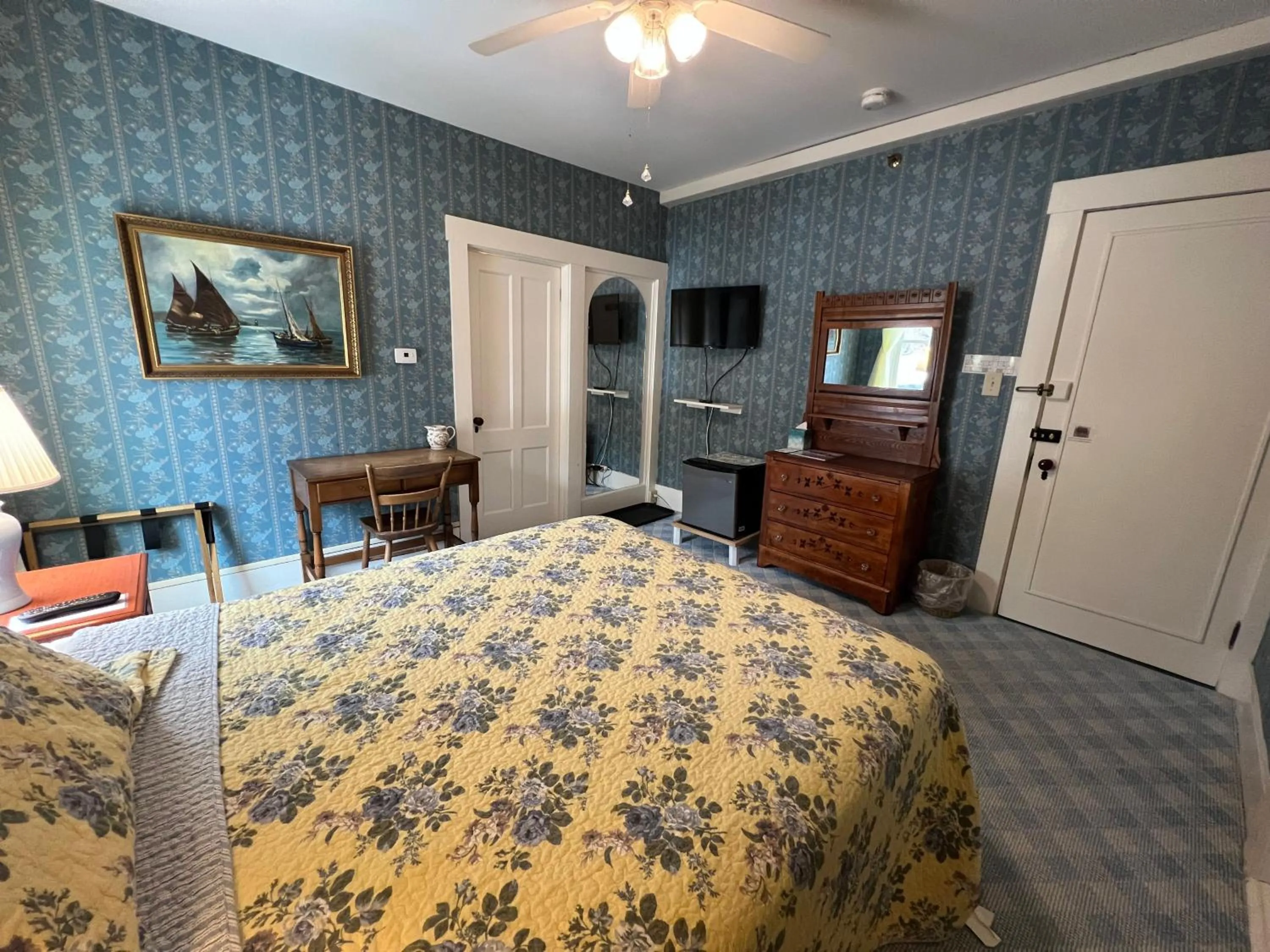 Bed in Echo Lake Inn