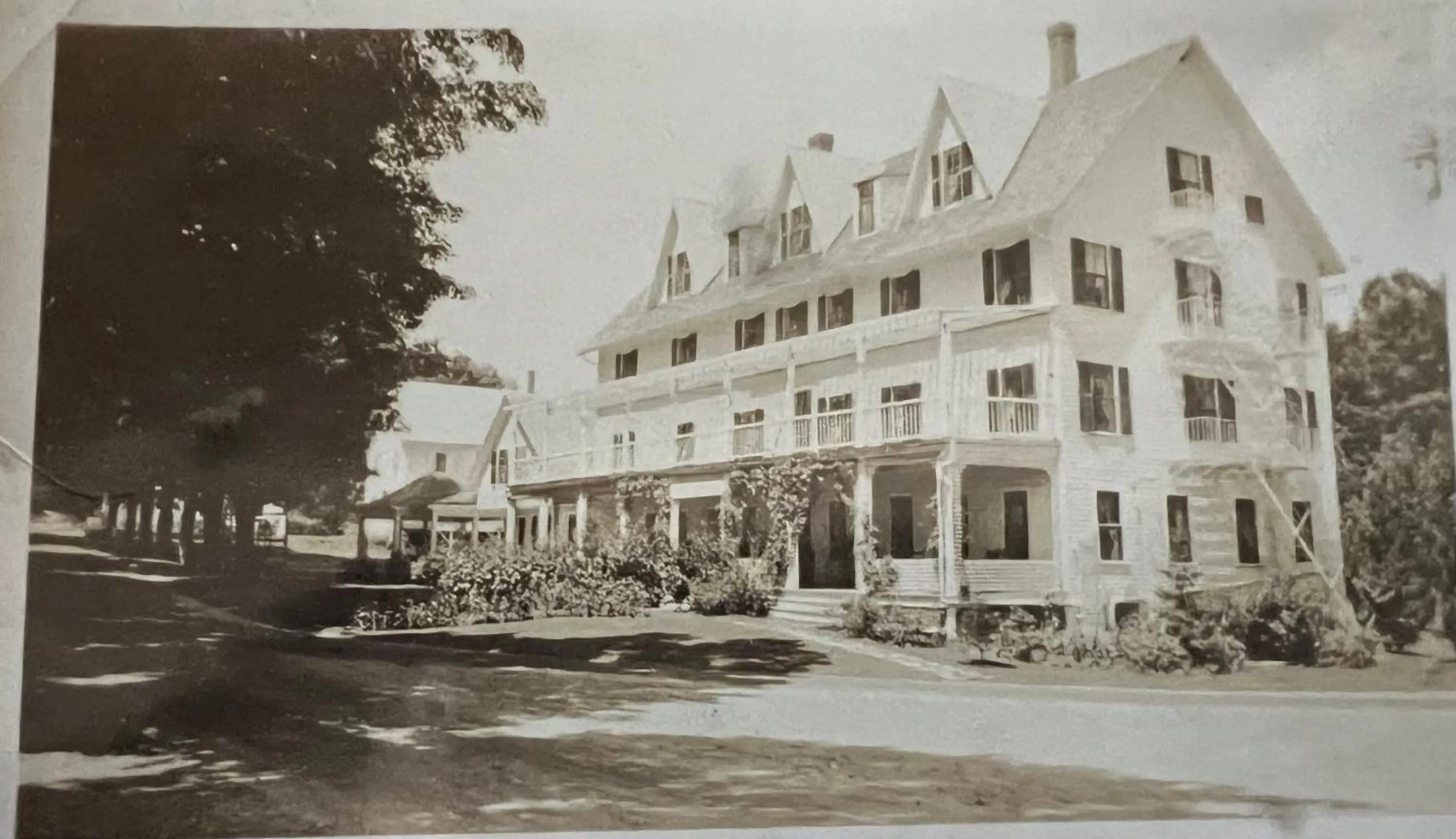 Property building in Echo Lake Inn
