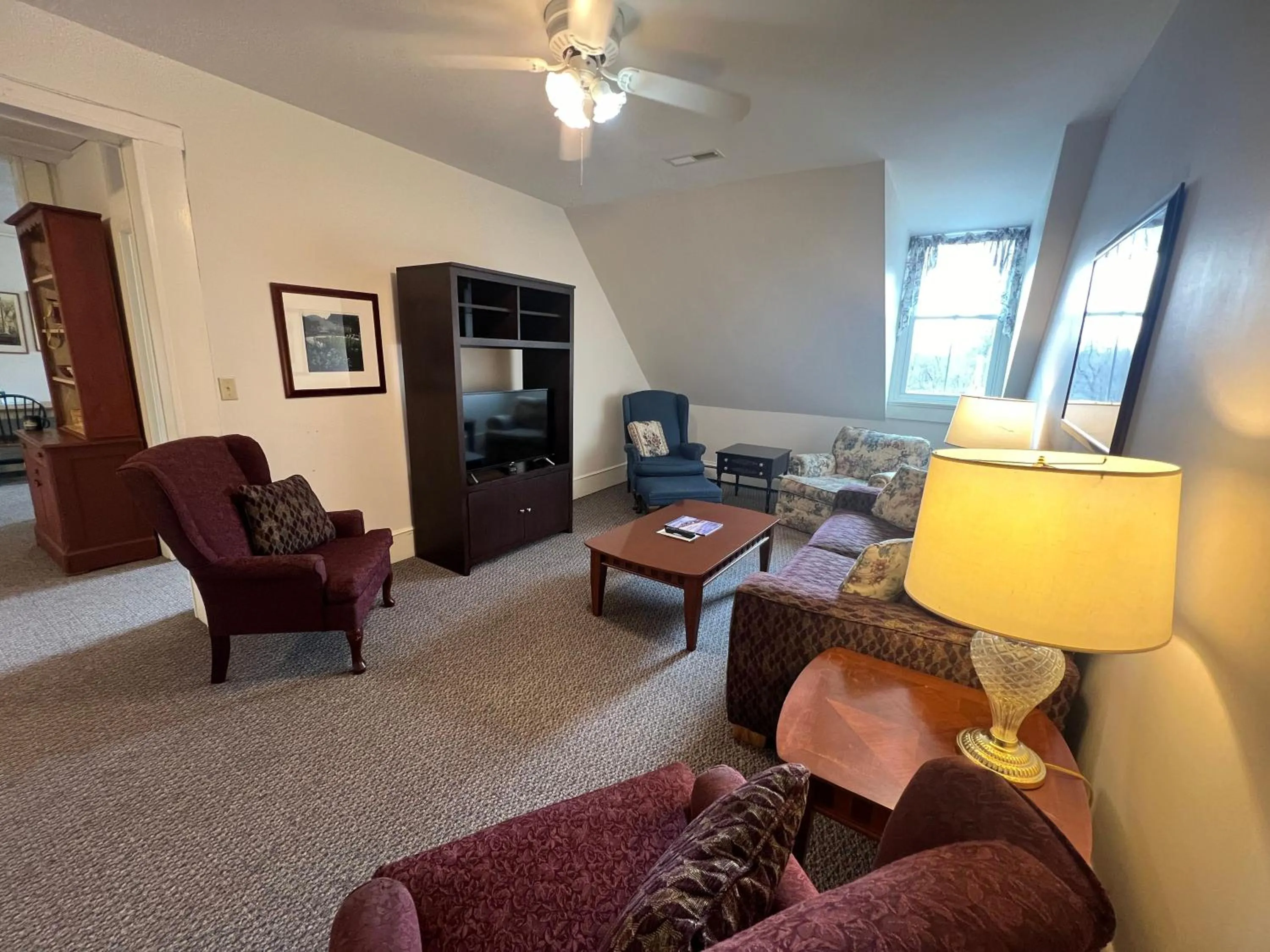 Communal lounge/ TV room in Echo Lake Inn