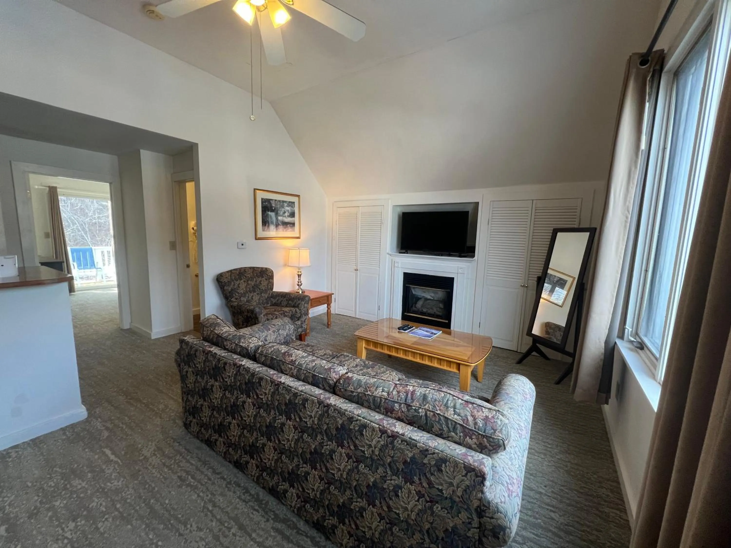 Communal lounge/ TV room in Echo Lake Inn