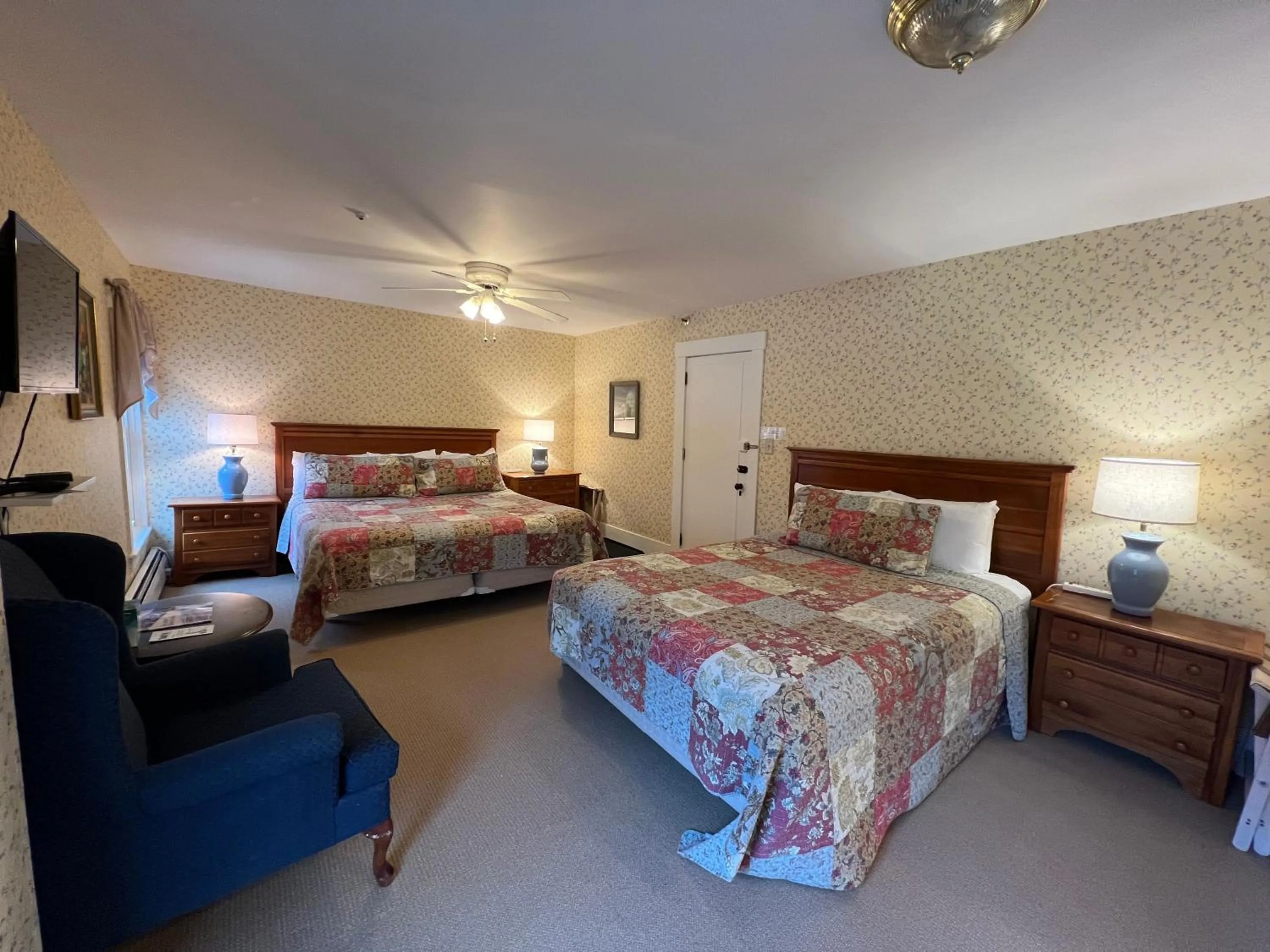 Bed in Echo Lake Inn