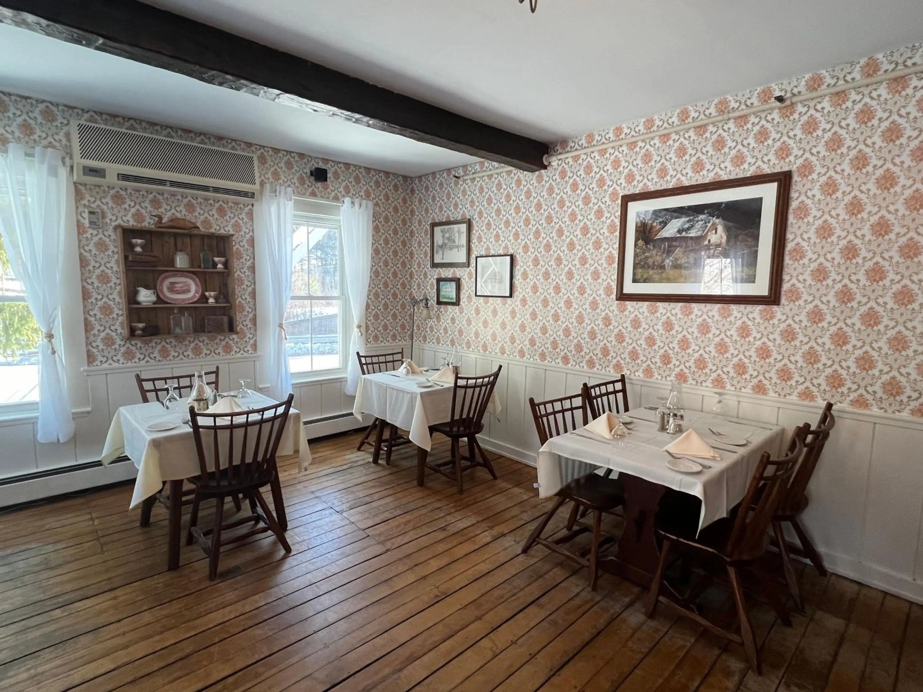 Restaurant/places to eat in Echo Lake Inn