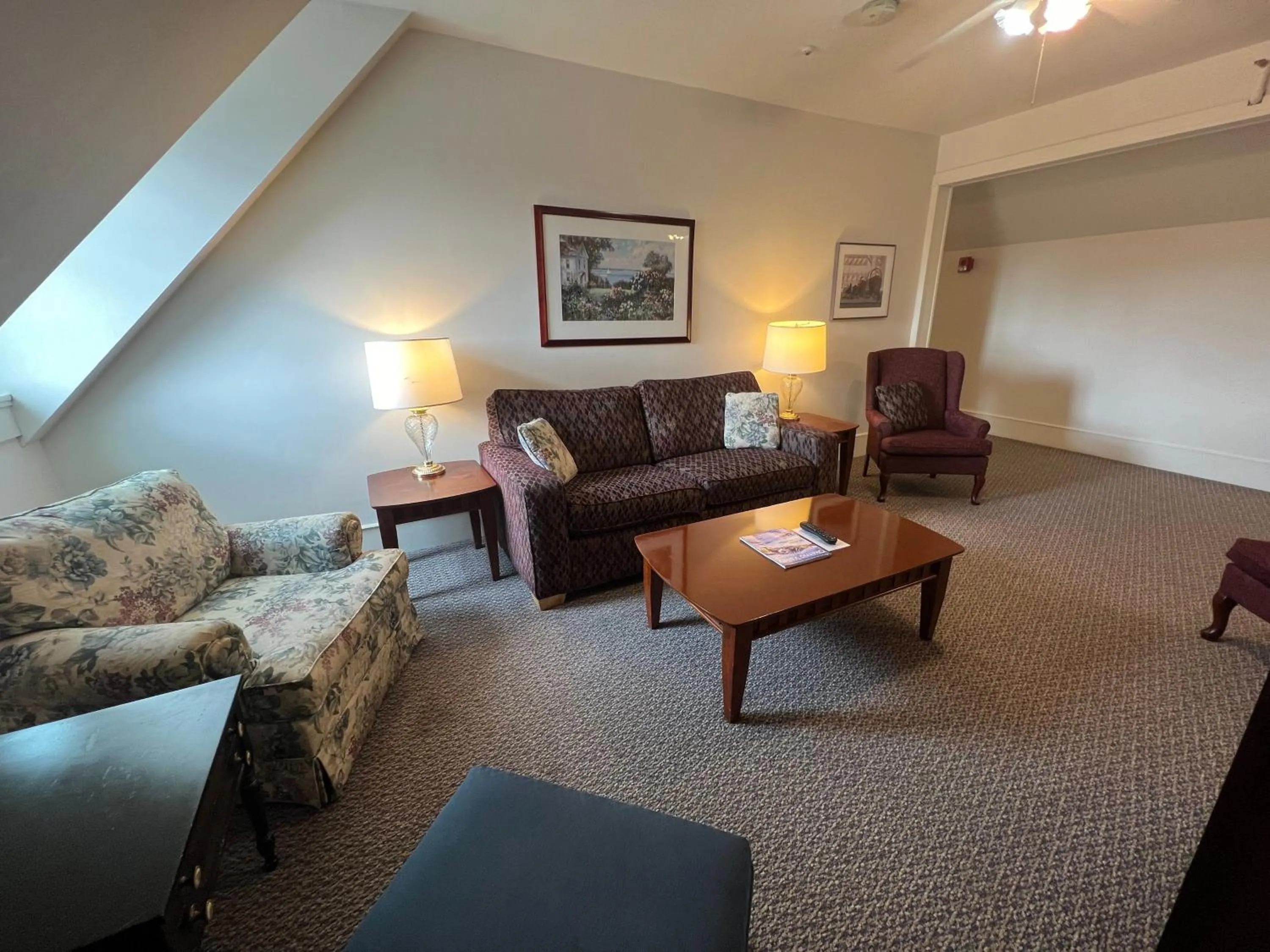 Living room in Echo Lake Inn