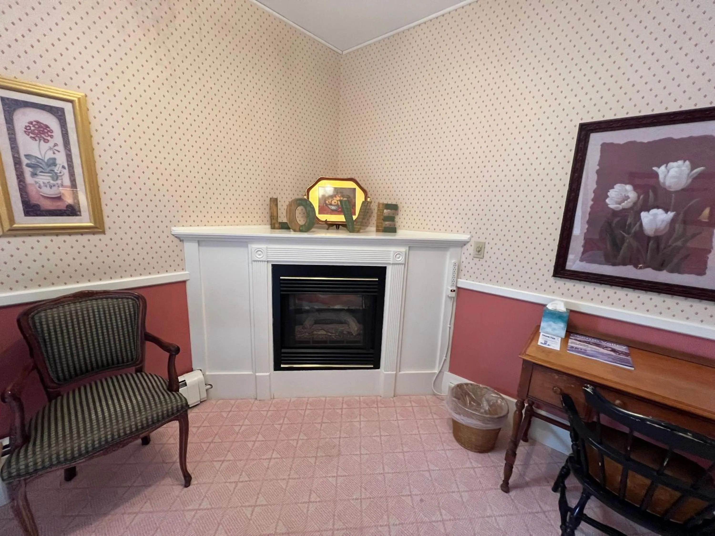 Seating area in Echo Lake Inn